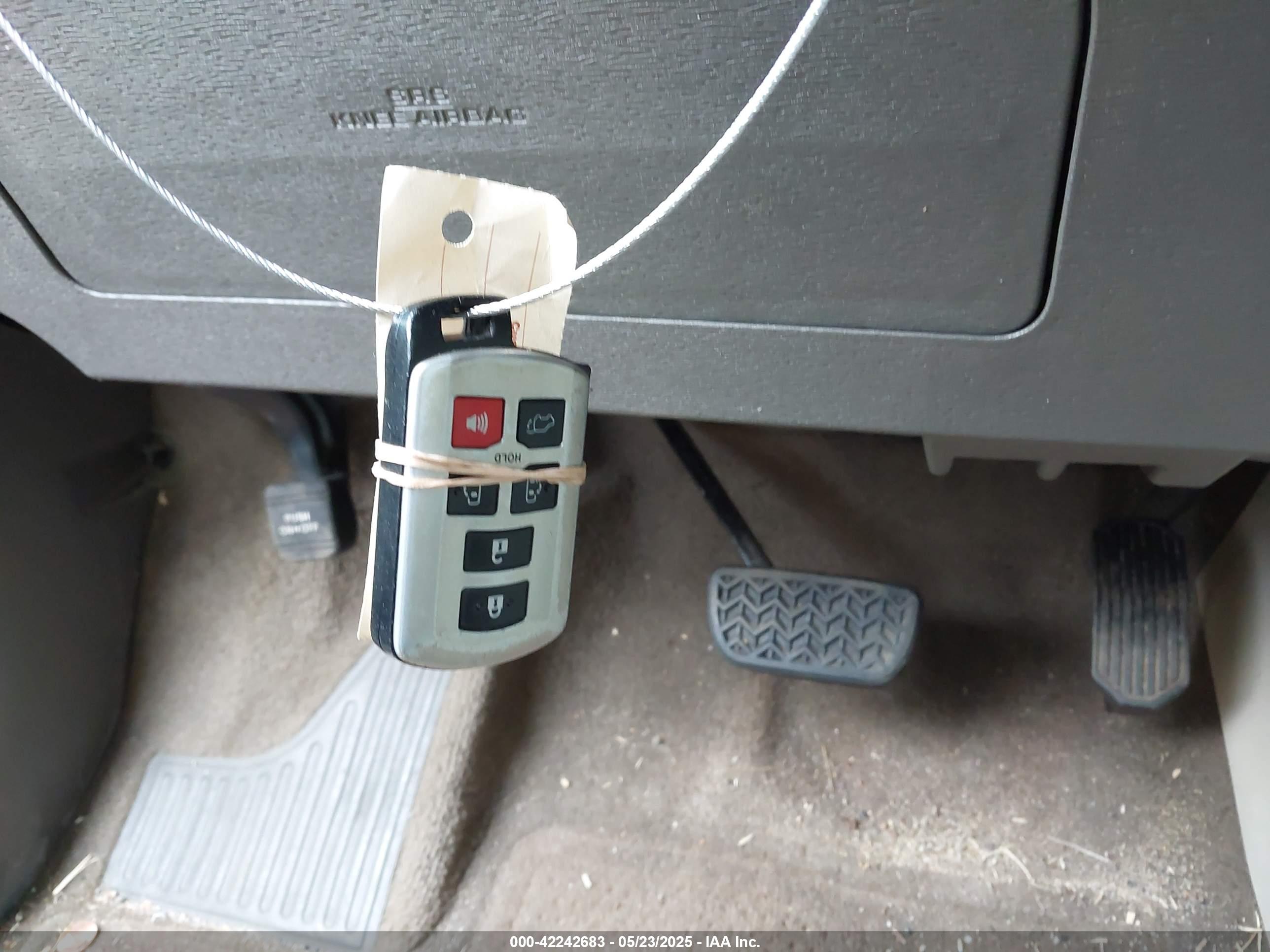 TOYOTA SIENNA image 11