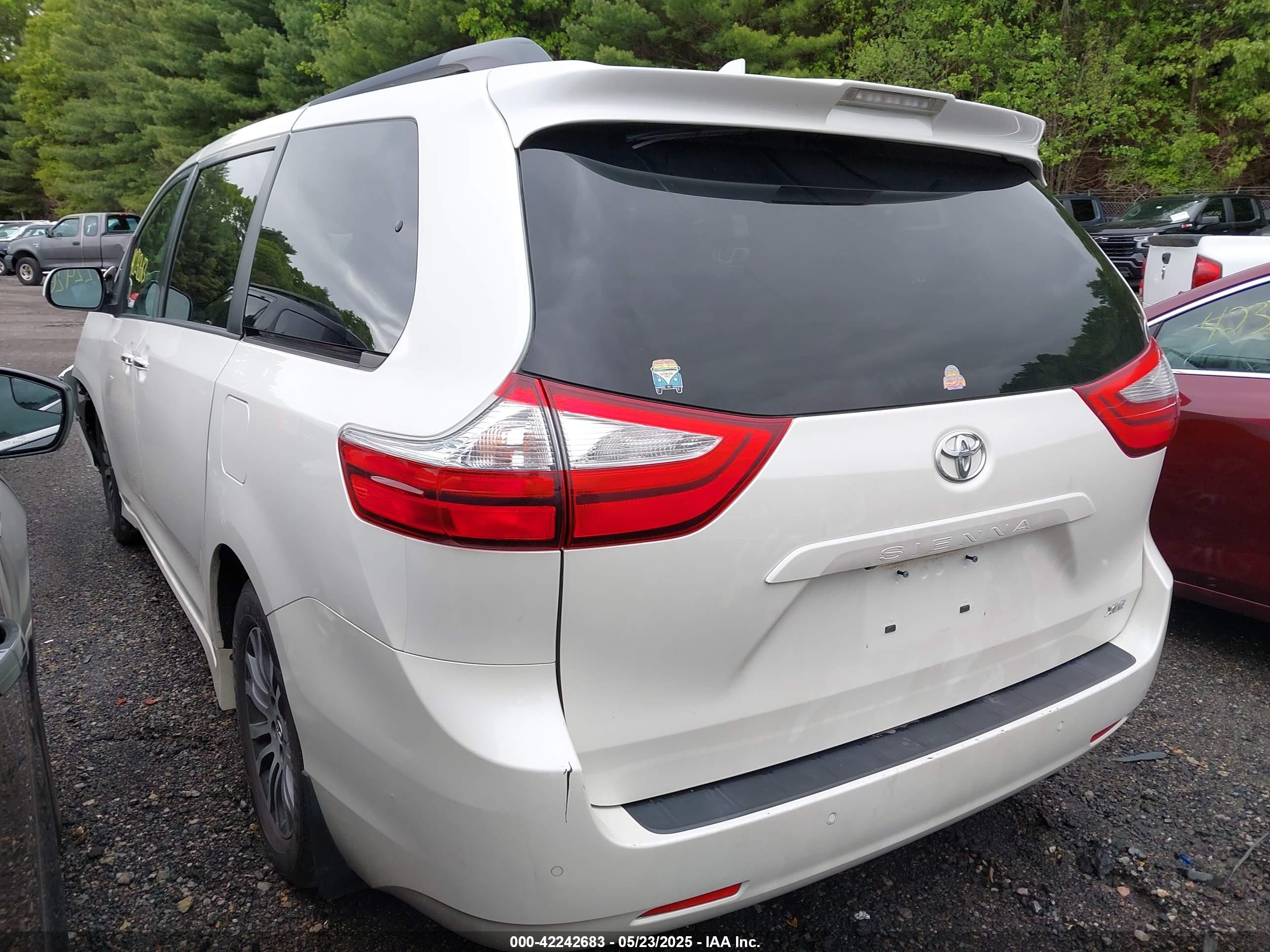 TOYOTA SIENNA image 3