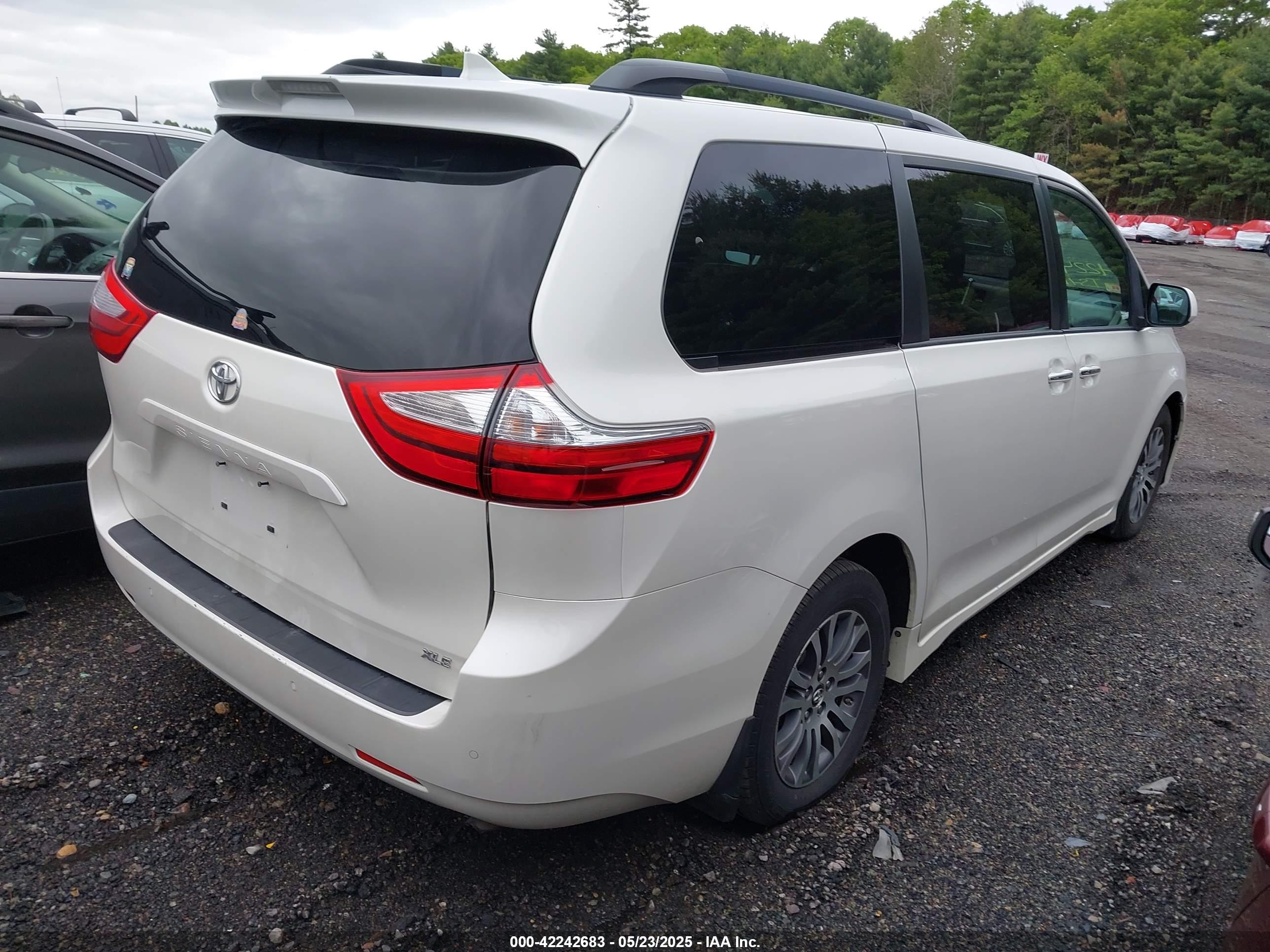 TOYOTA SIENNA image 4