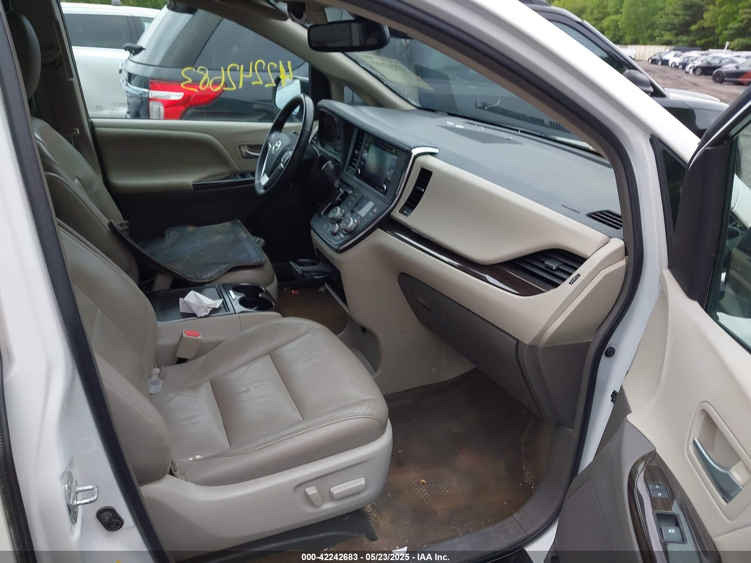 TOYOTA SIENNA image 5