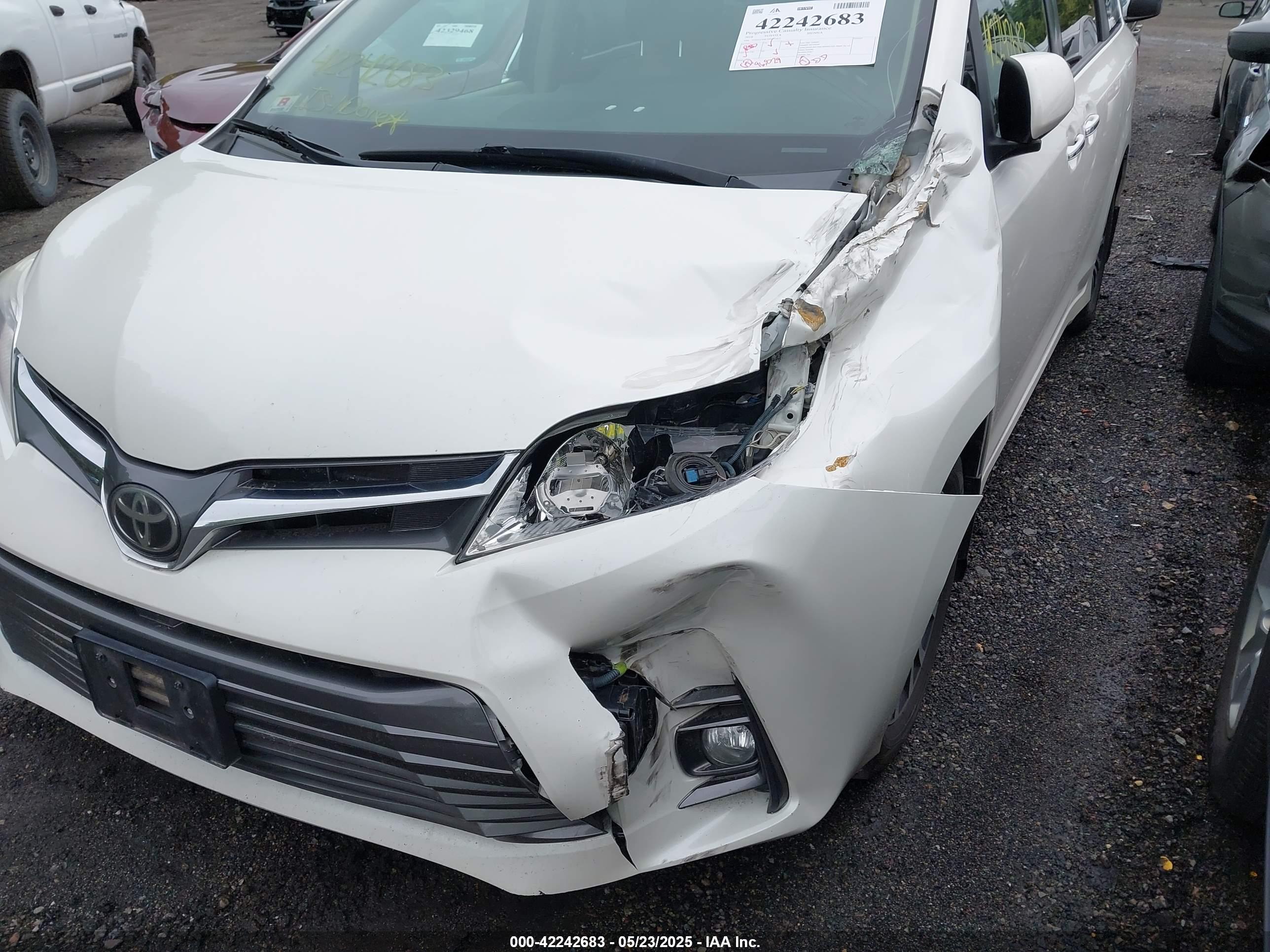 TOYOTA SIENNA image 6