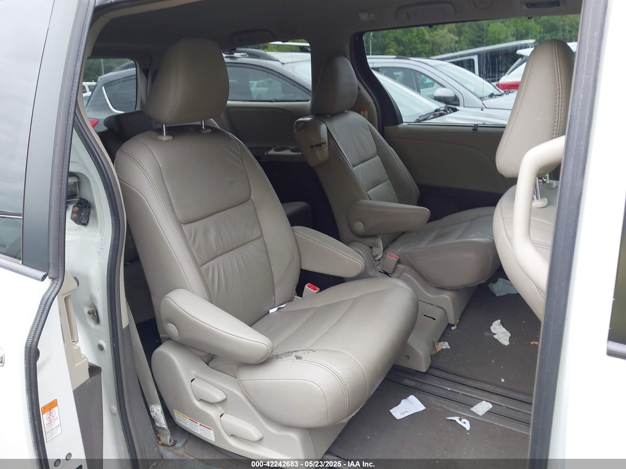 TOYOTA SIENNA image 8