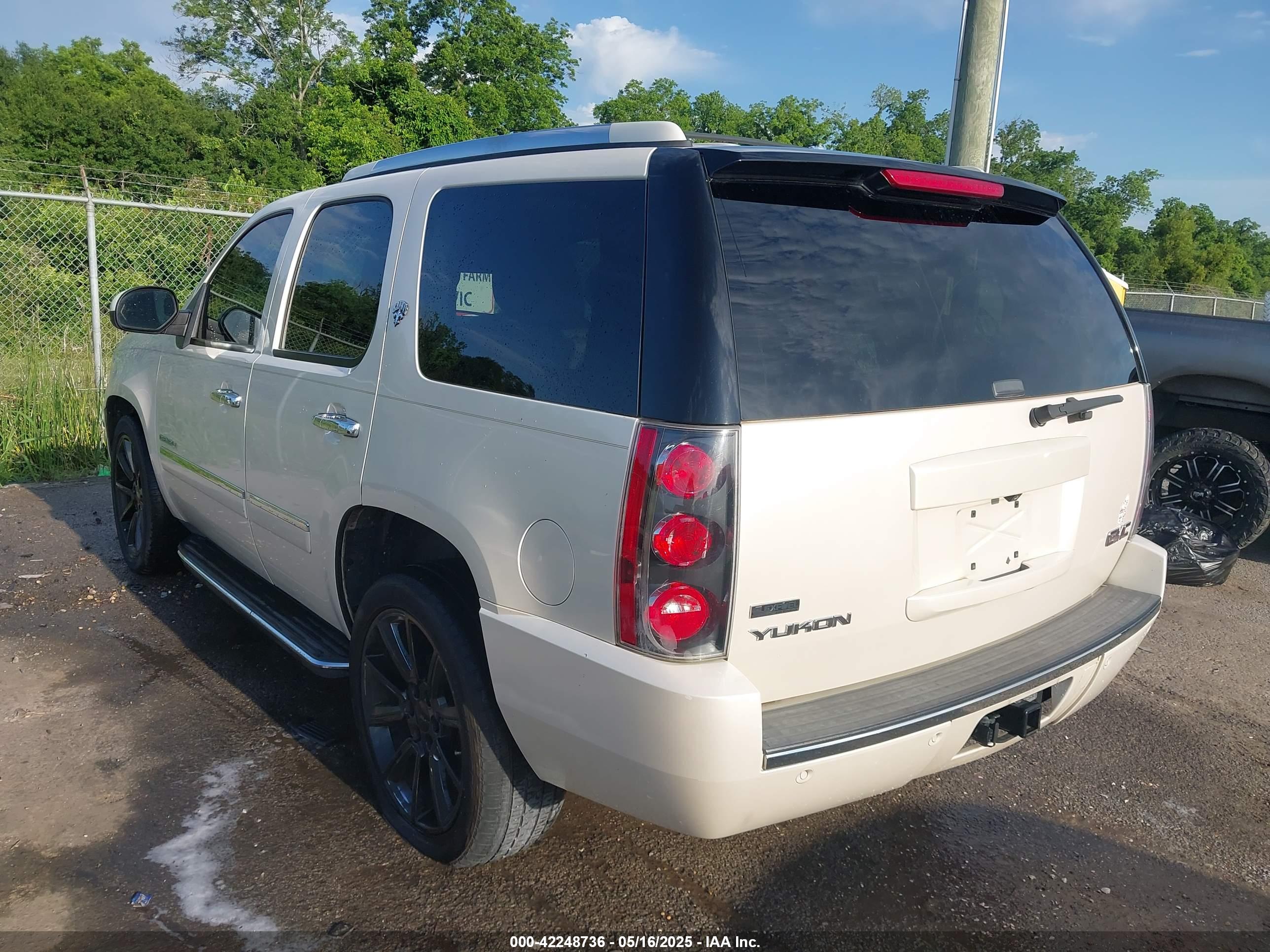 GMC YUKON image 3