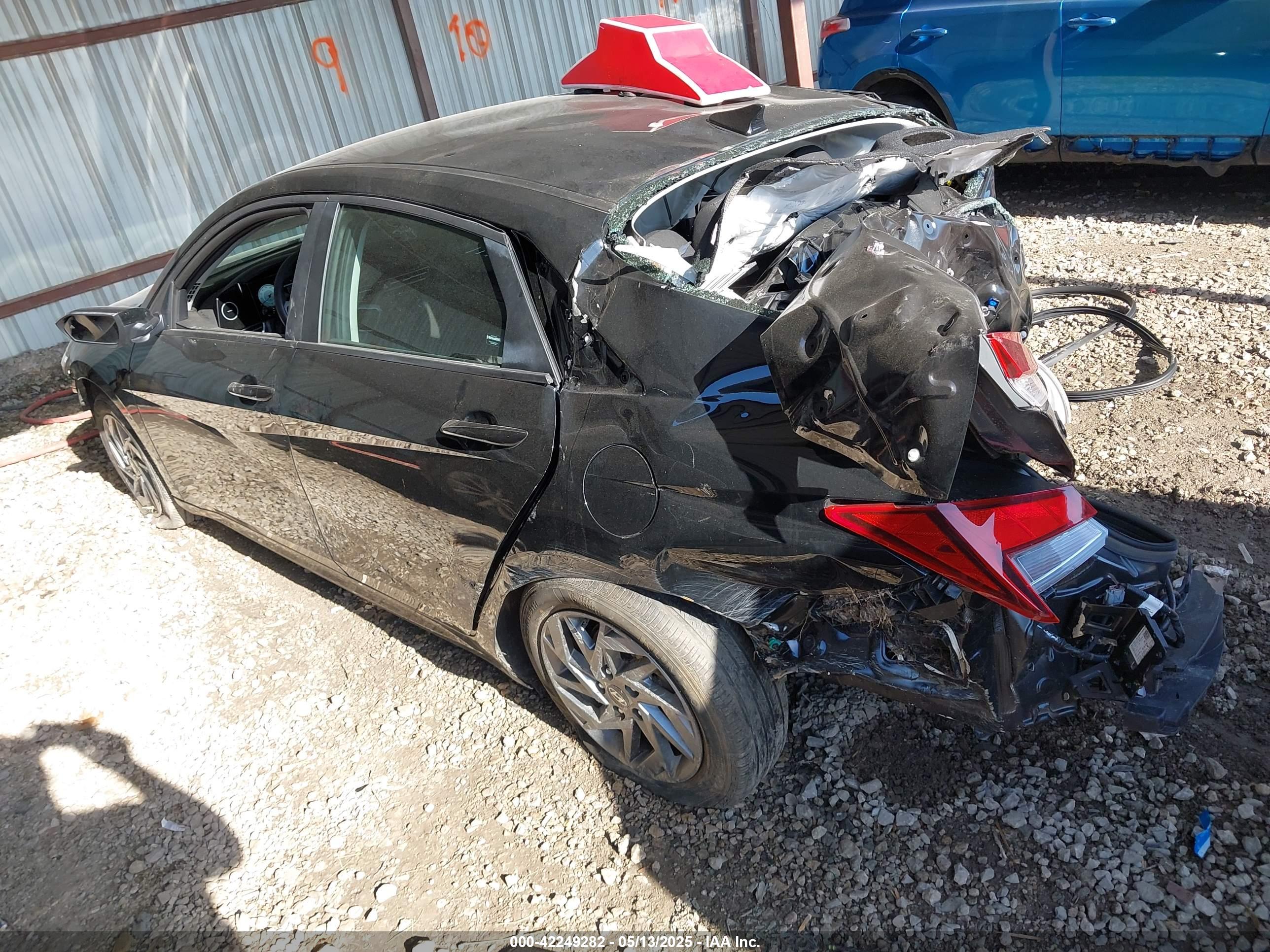 HYUNDAI ELANTRA image 3