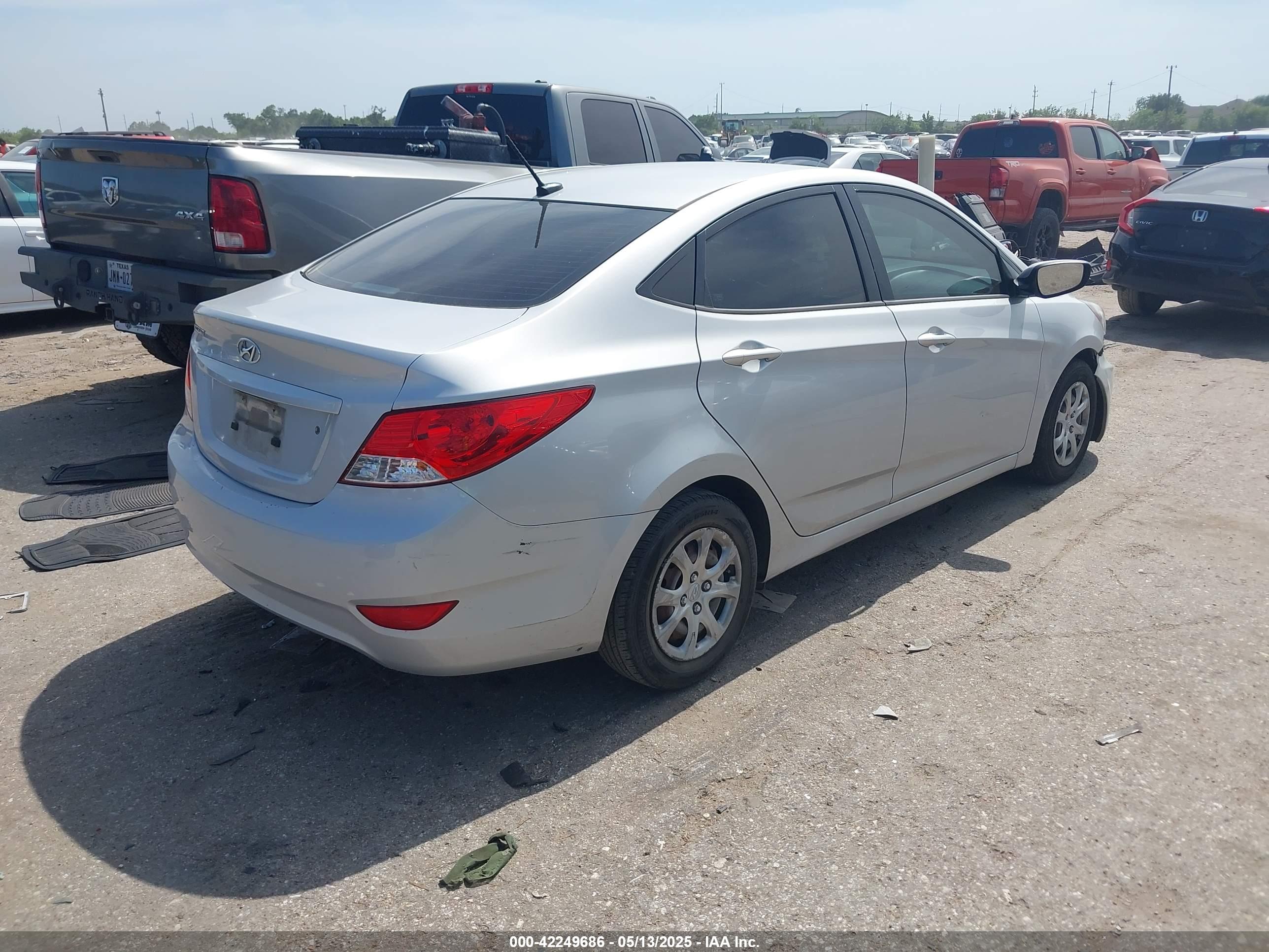 HYUNDAI ACCENT image 4