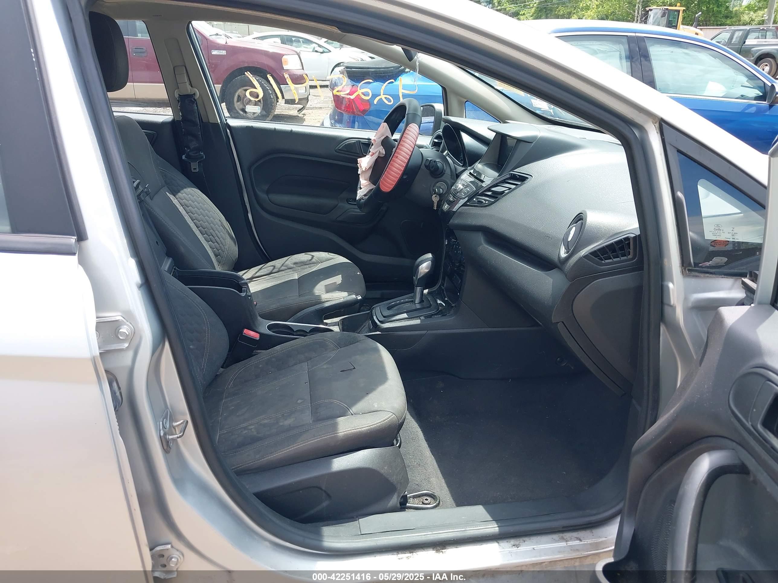 FORD FIESTA image 5
