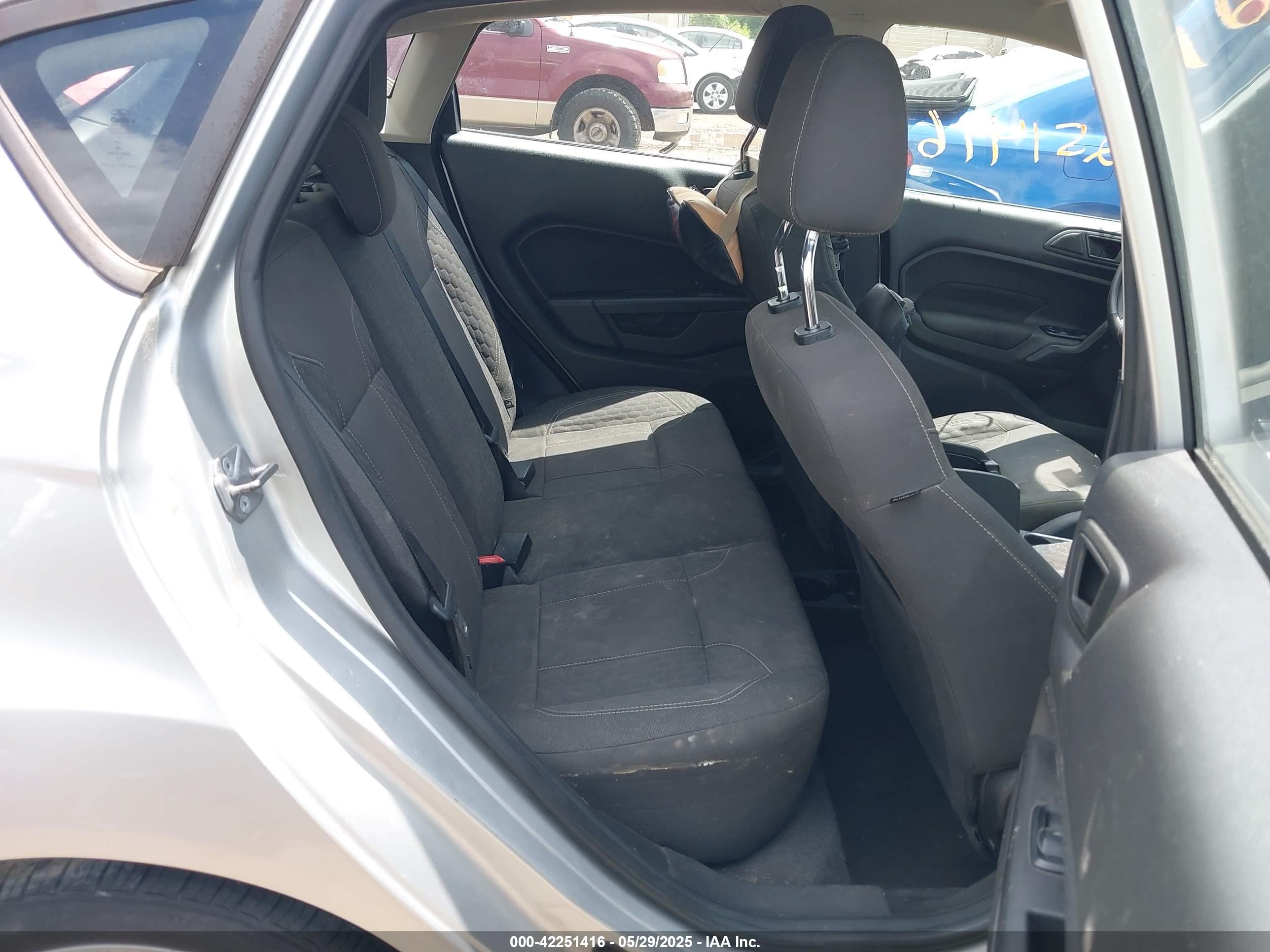 FORD FIESTA image 8
