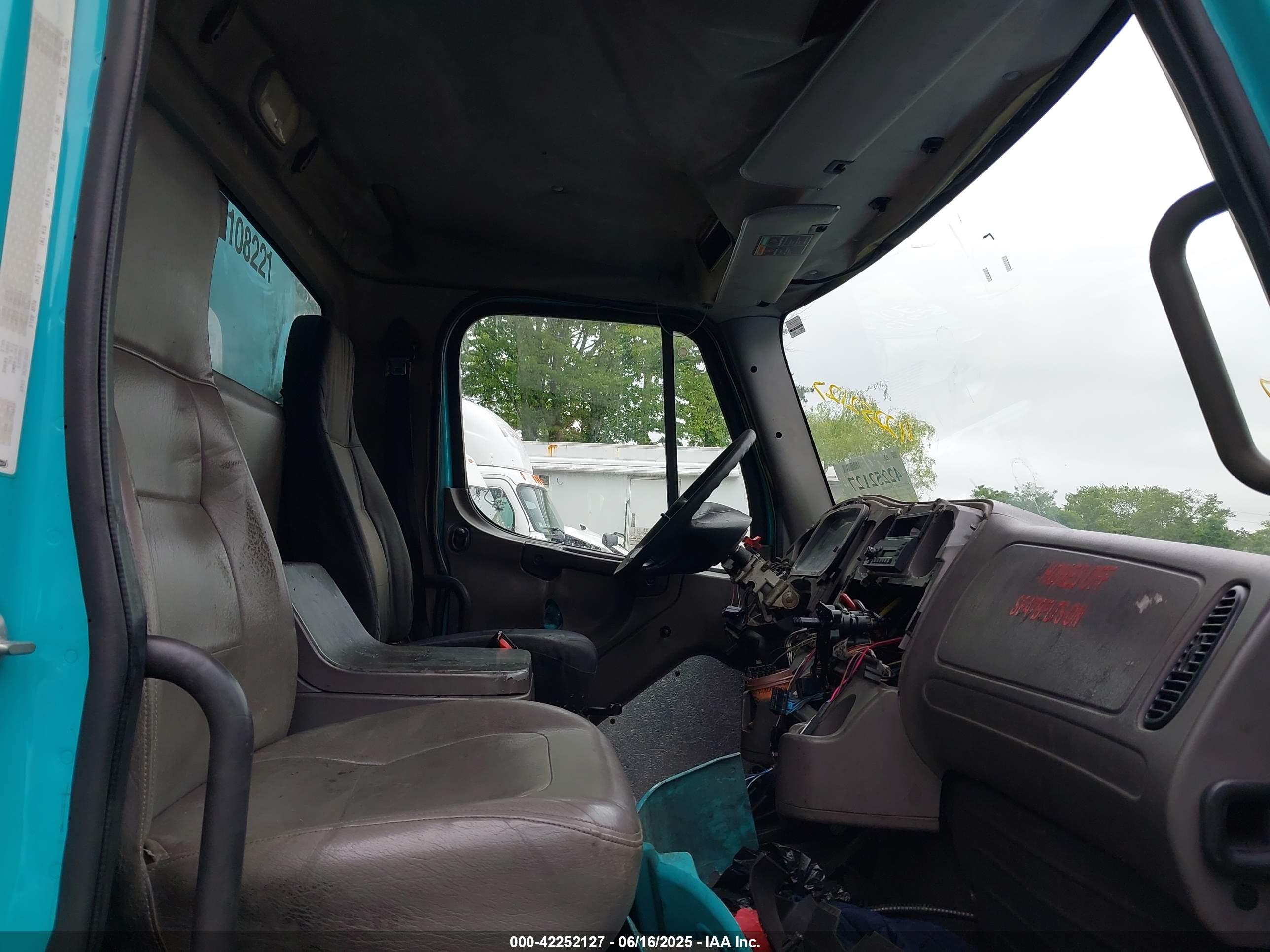 FREIGHTLINER M2 image 8