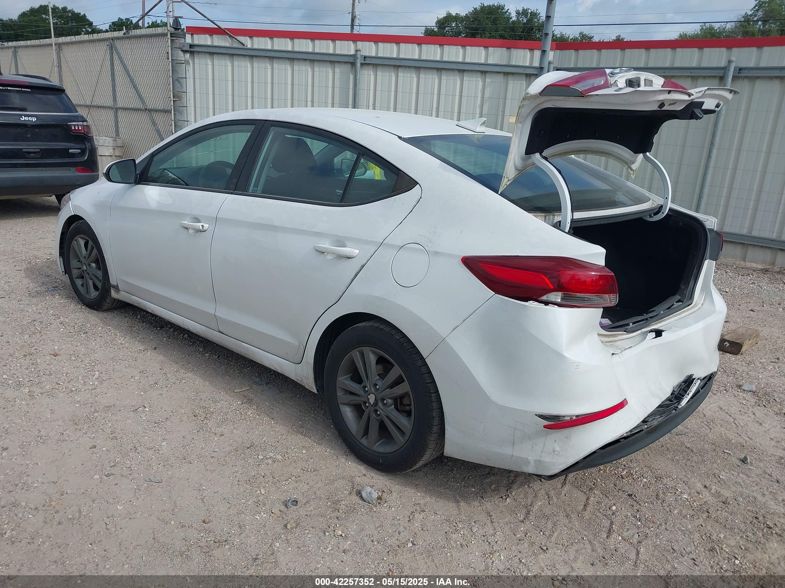 HYUNDAI ELANTRA image 3