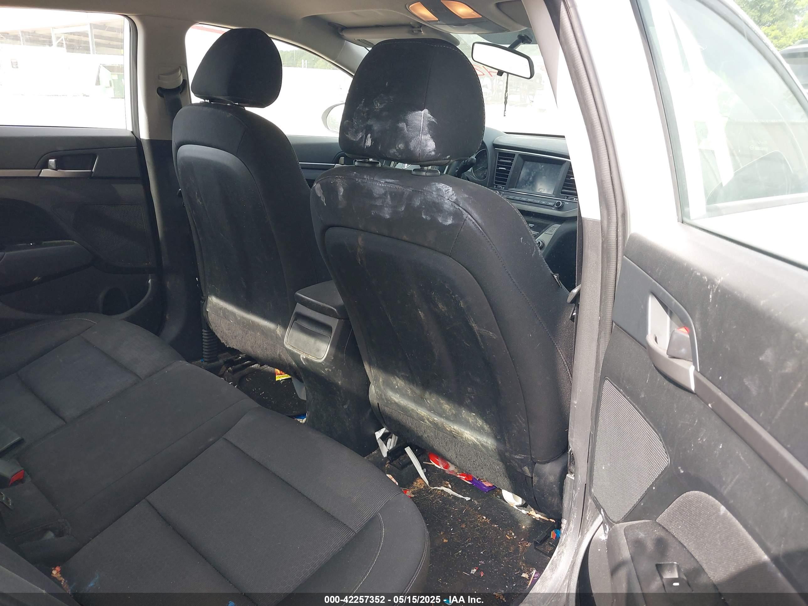 HYUNDAI ELANTRA image 8