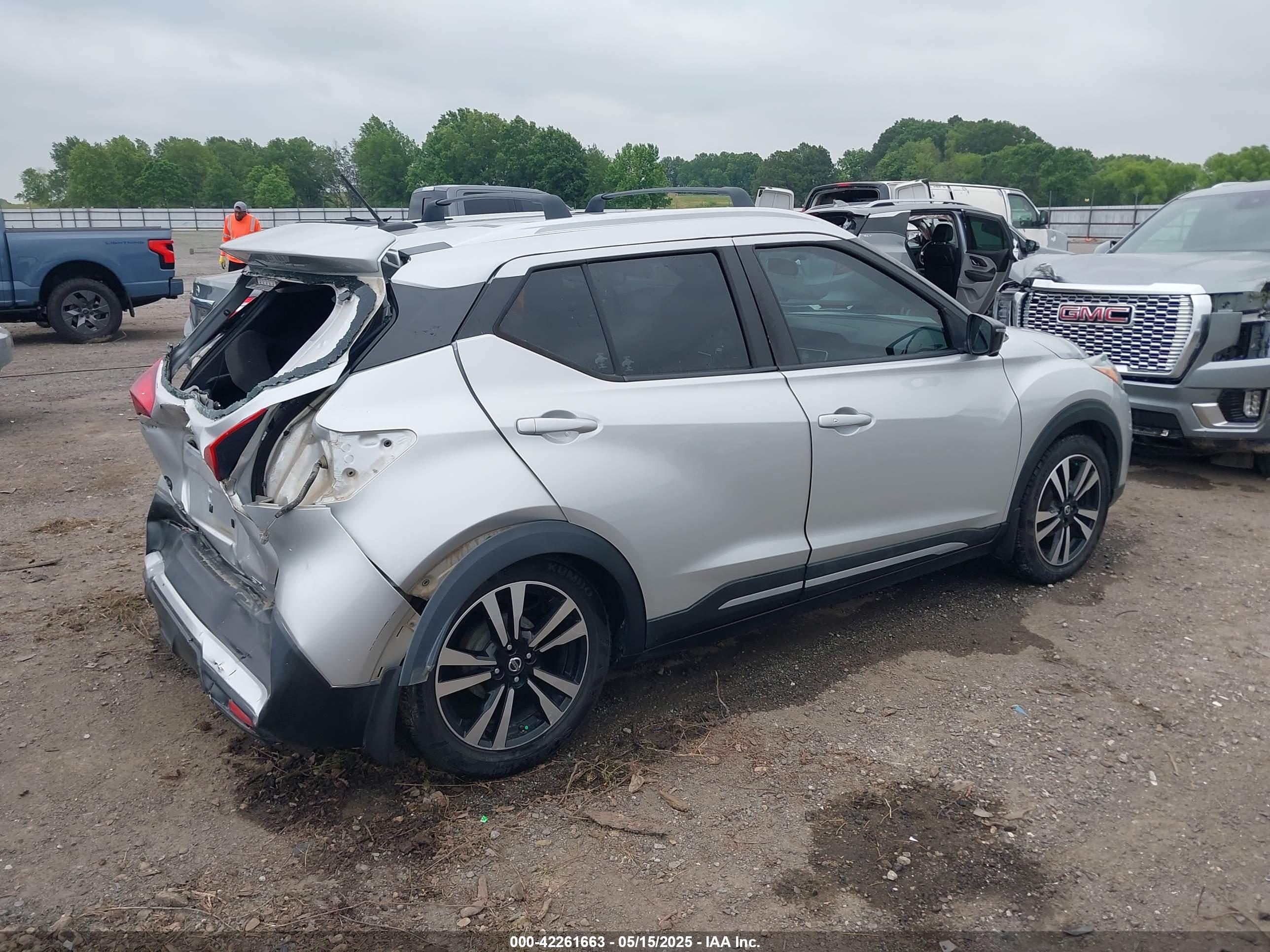 NISSAN KICKS image 4
