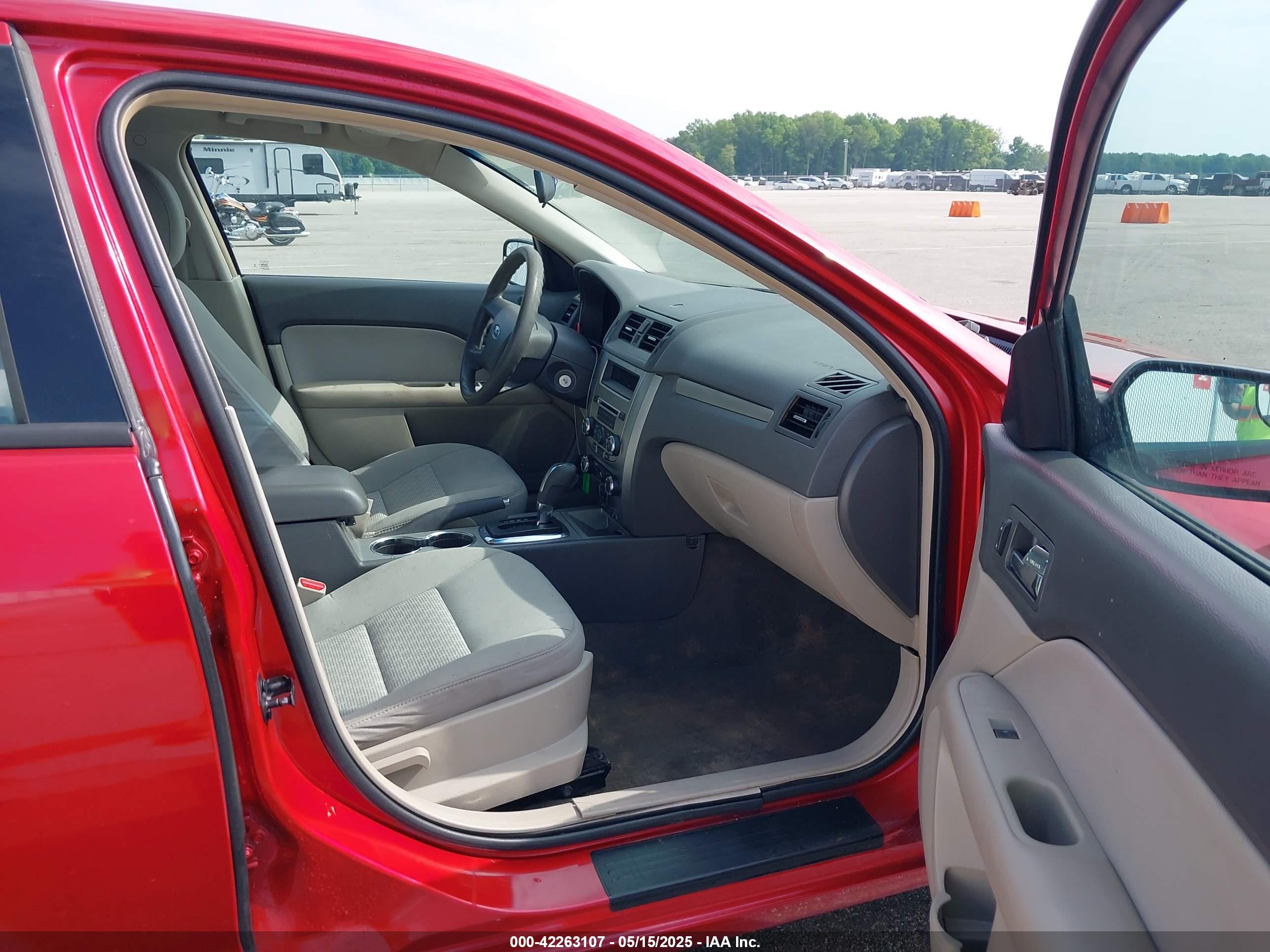 FORD FUSION image 5
