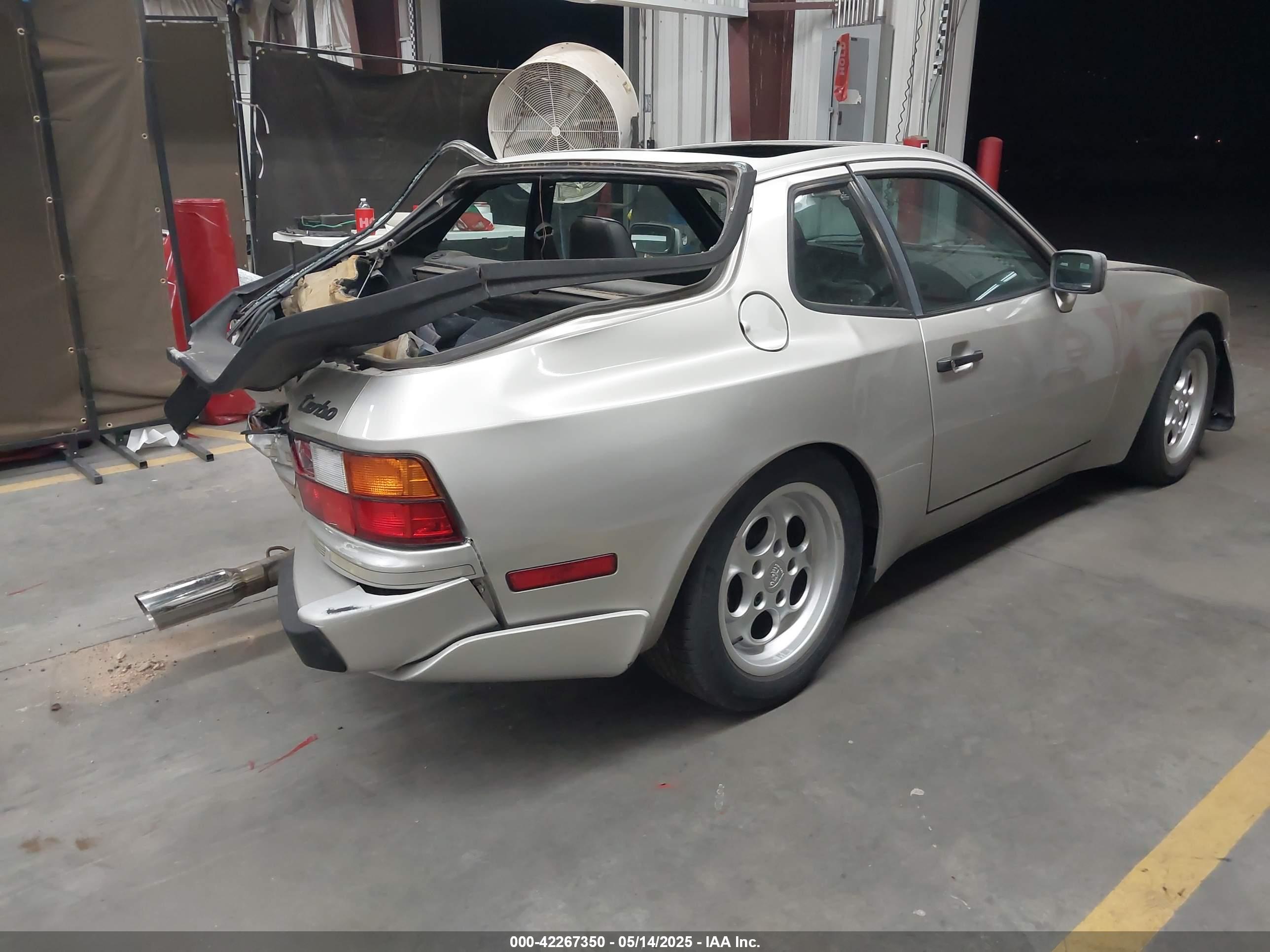 PORSCHE 944 image 4