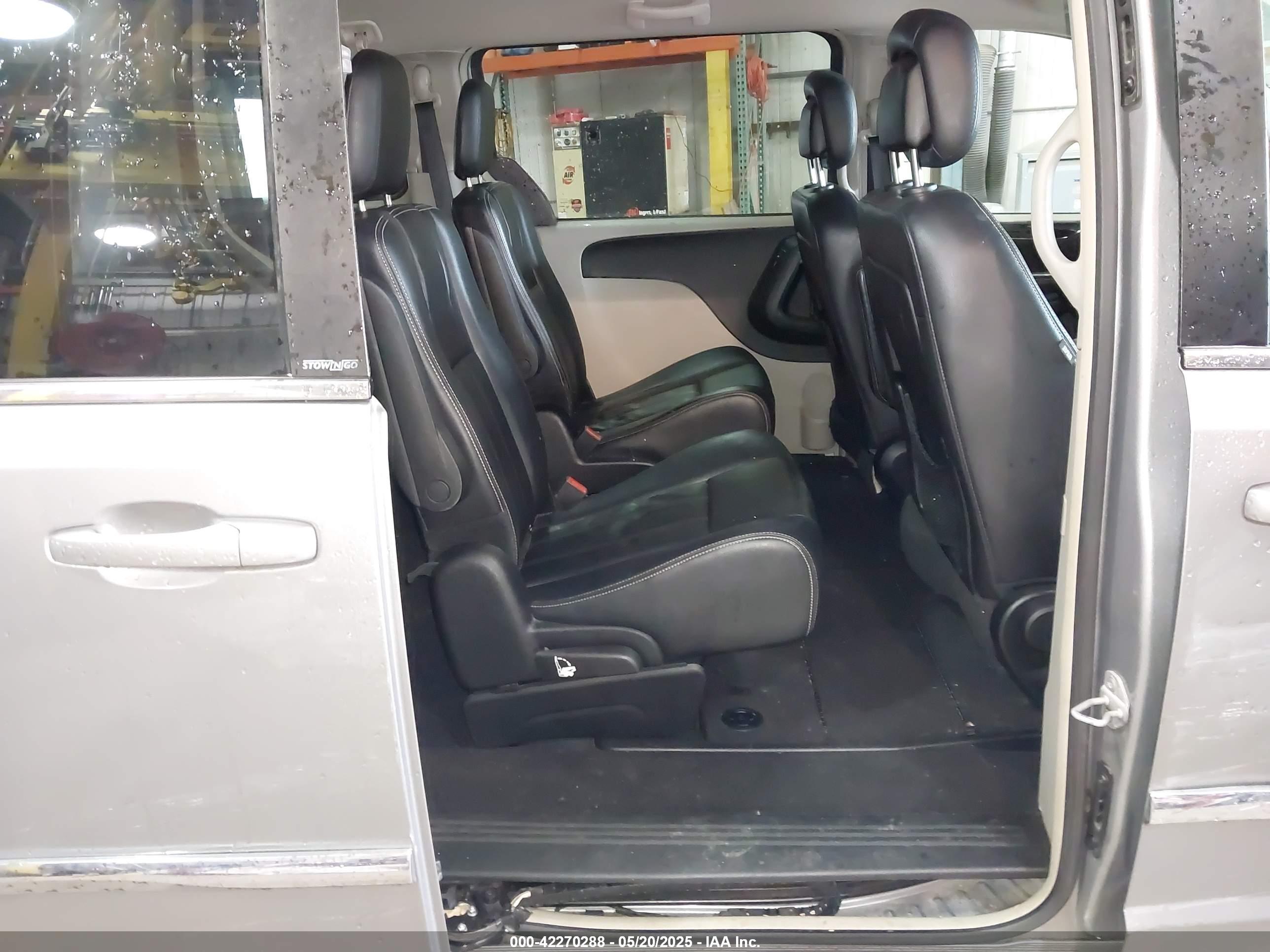 CHRYSLER TOWN image 8