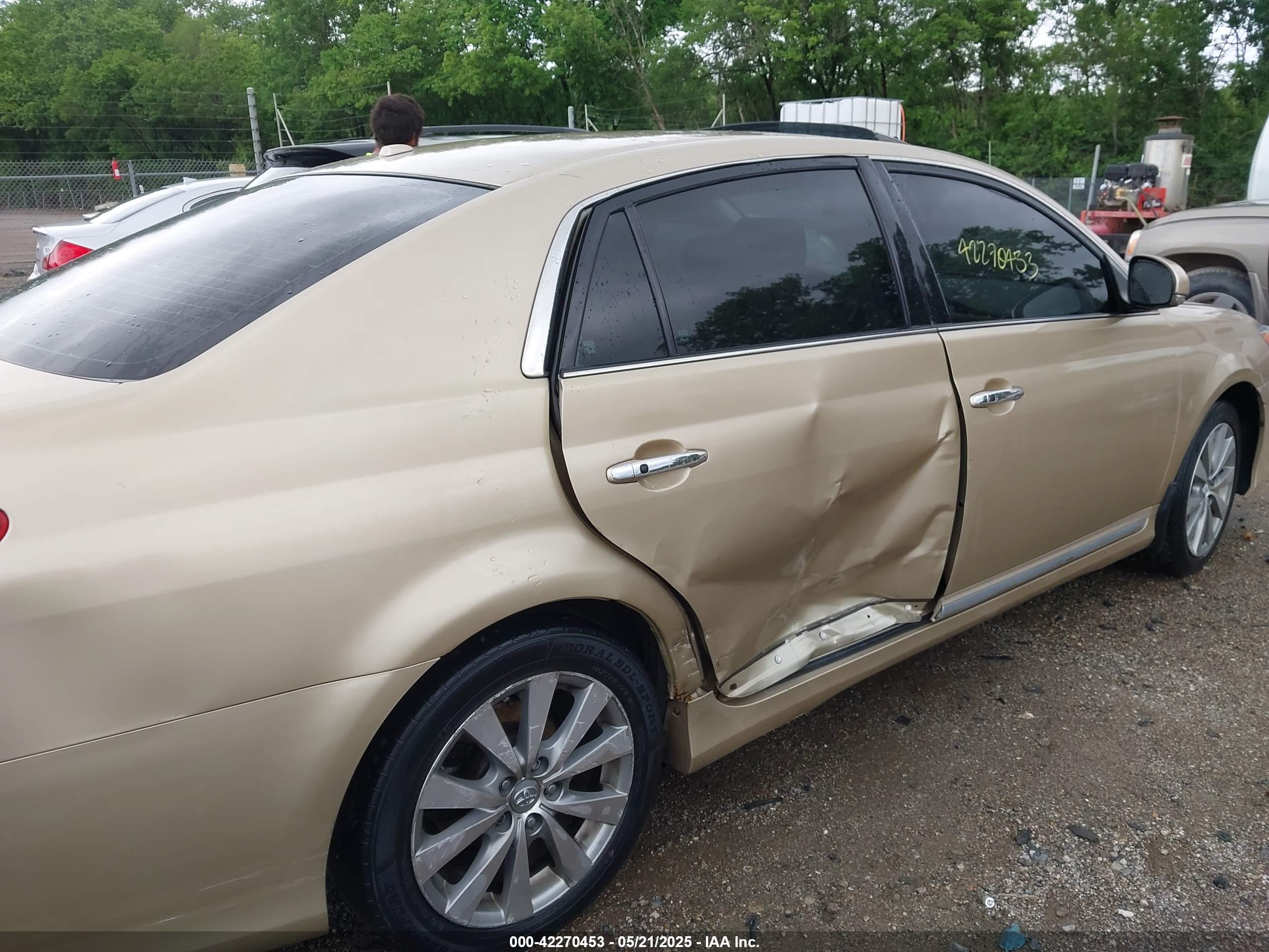 TOYOTA AVALON image 6