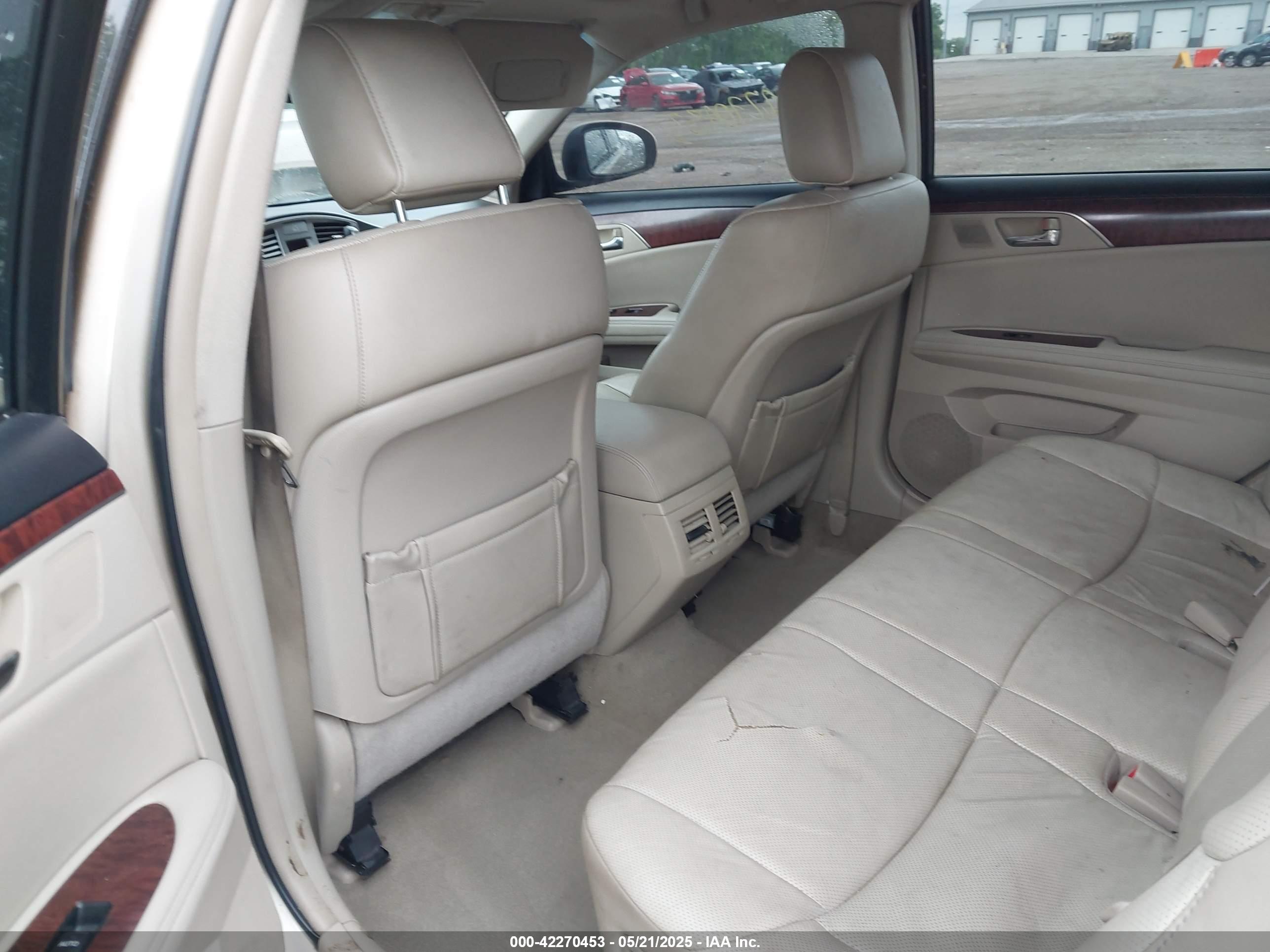 TOYOTA AVALON image 8