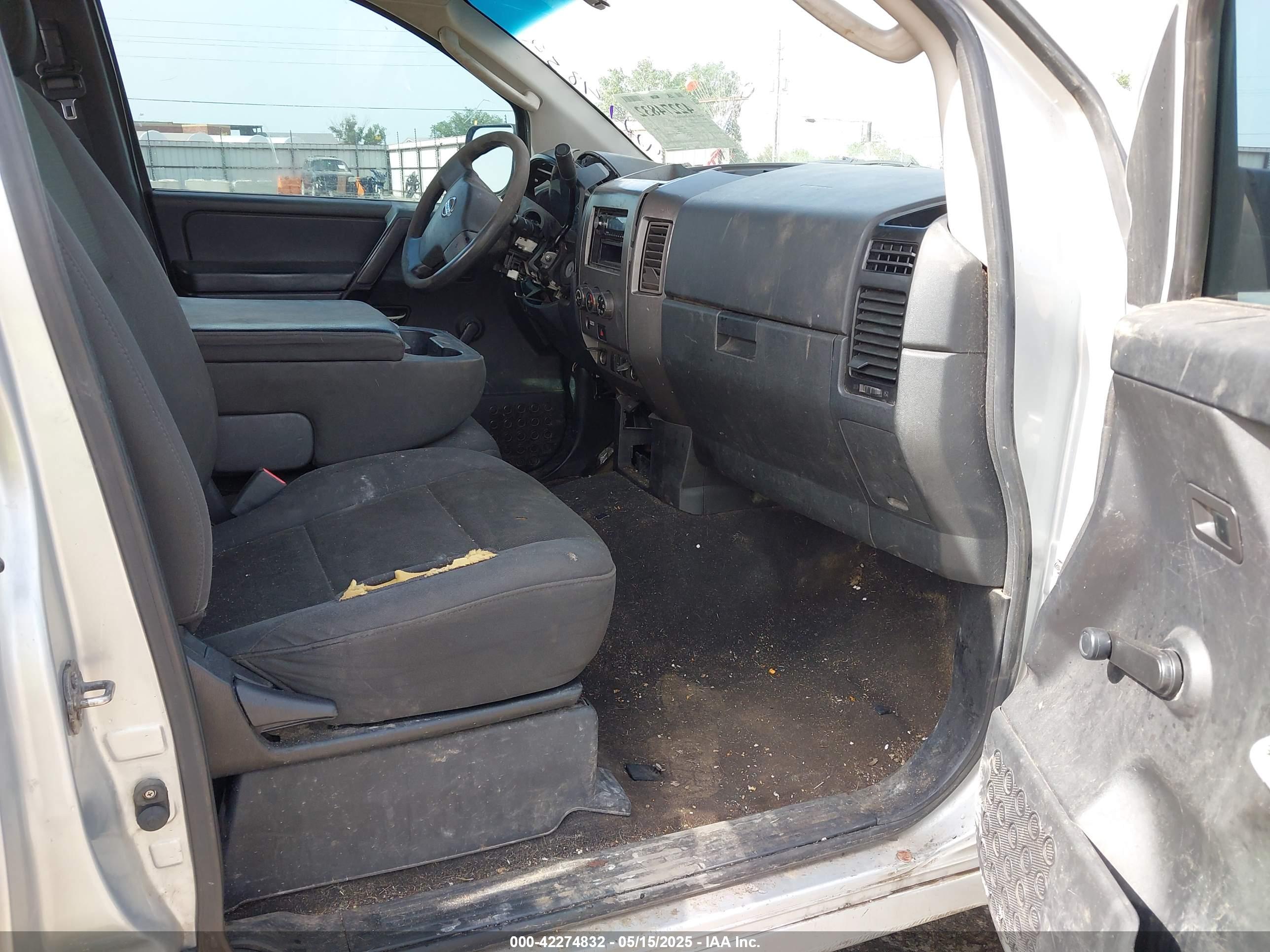 NISSAN TITAN image 5
