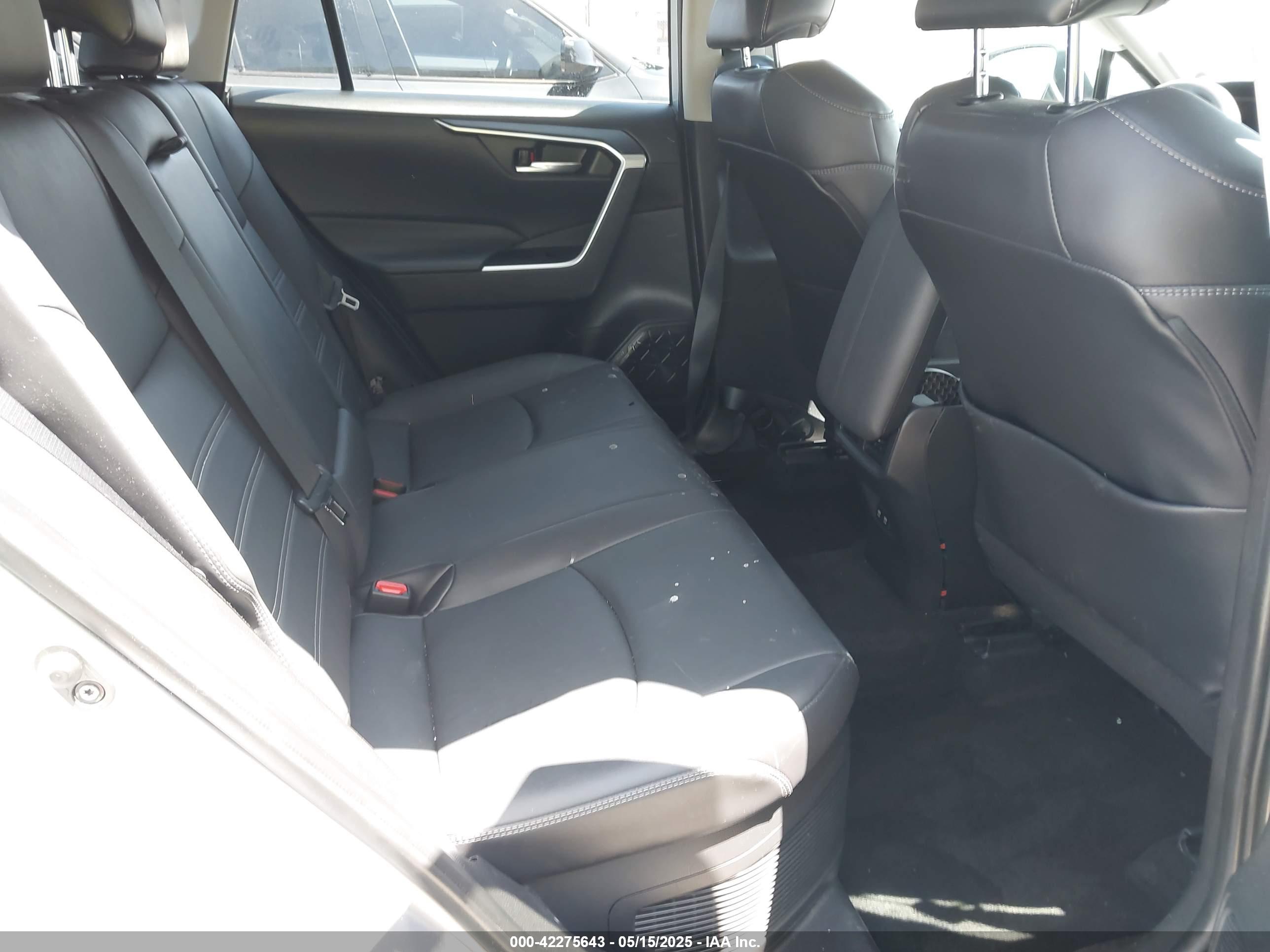 TOYOTA RAV4 image 8