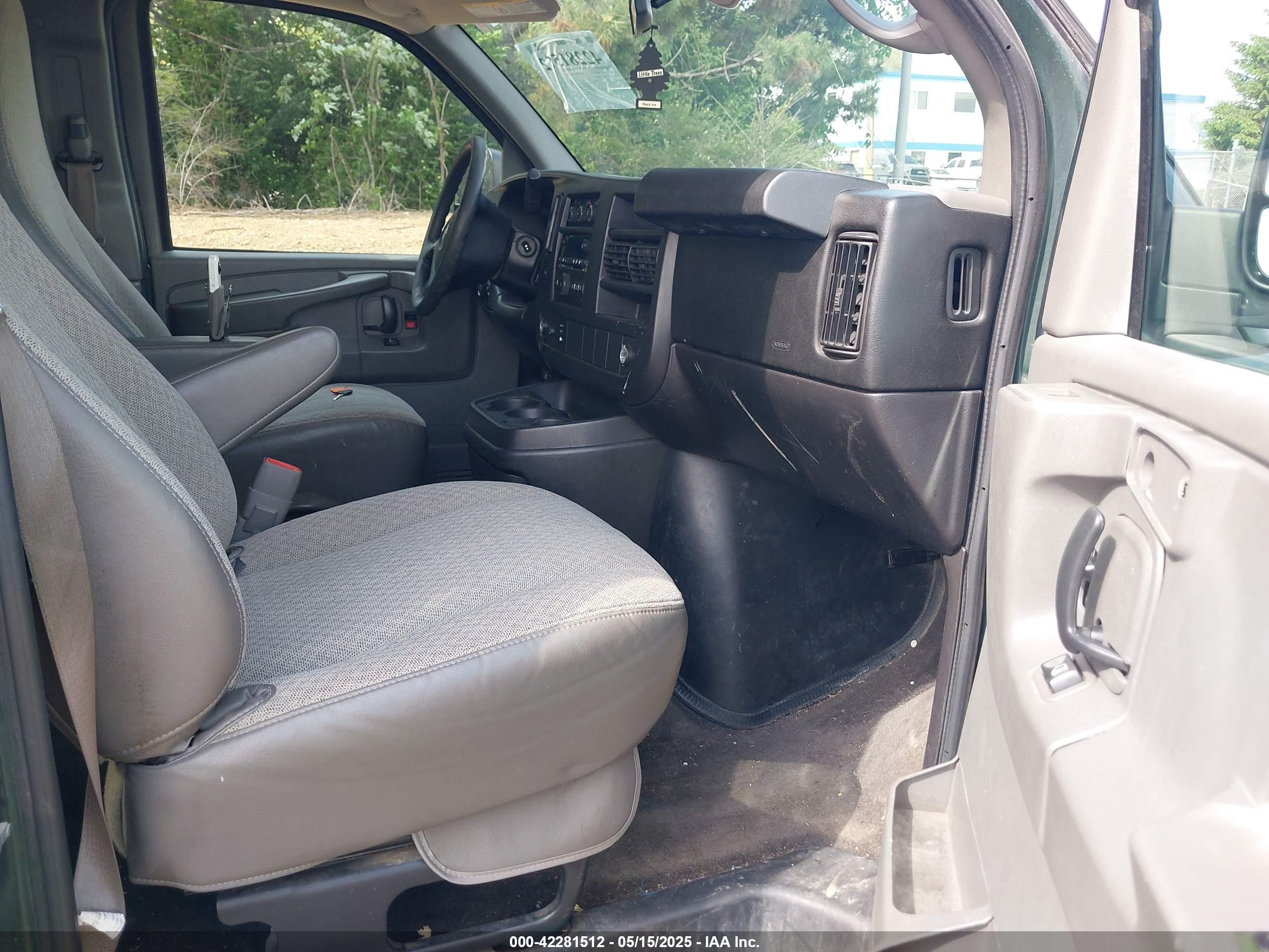 CHEVROLET EXPRESS image 5