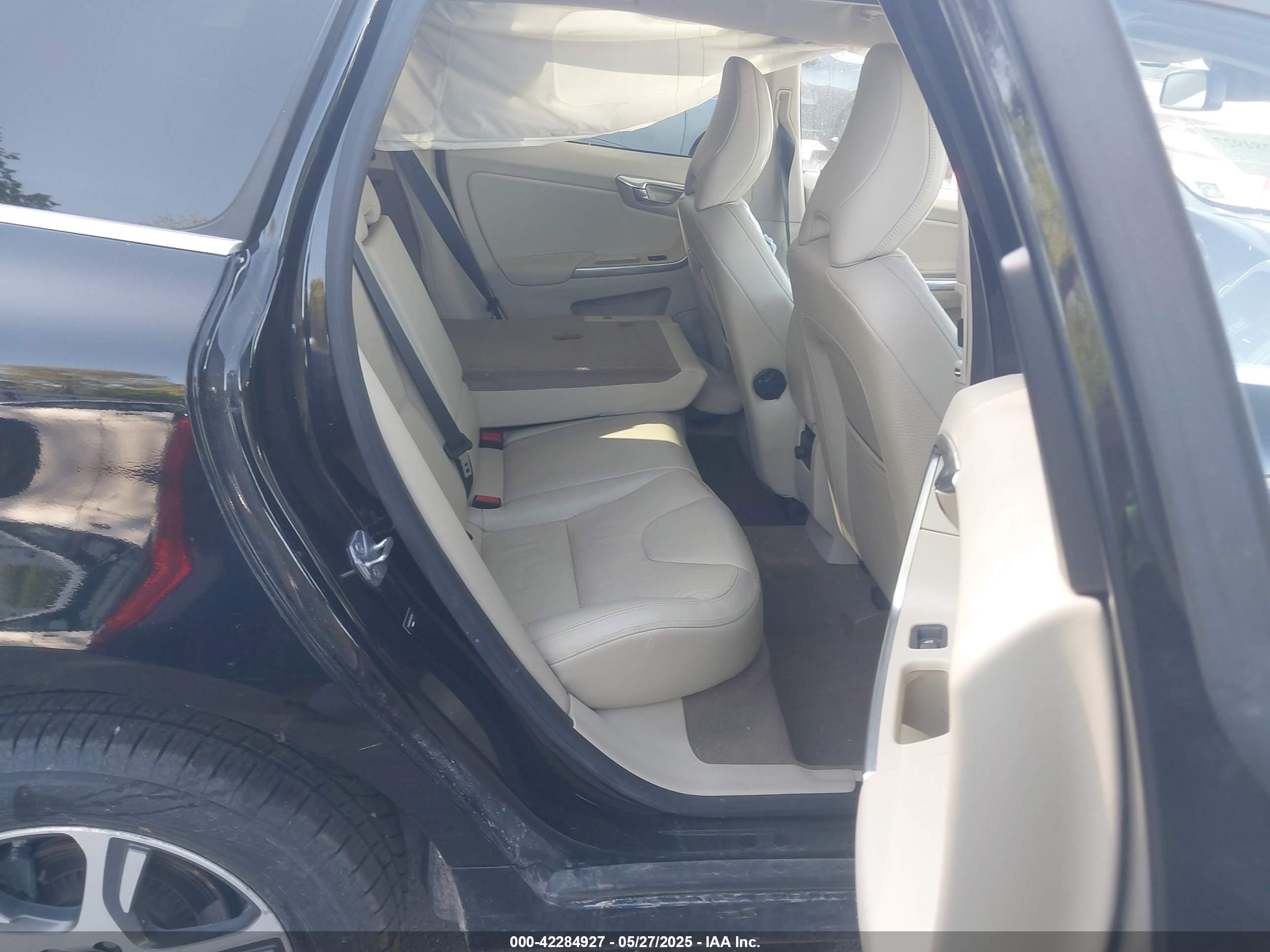 VOLVO XC60 image 8
