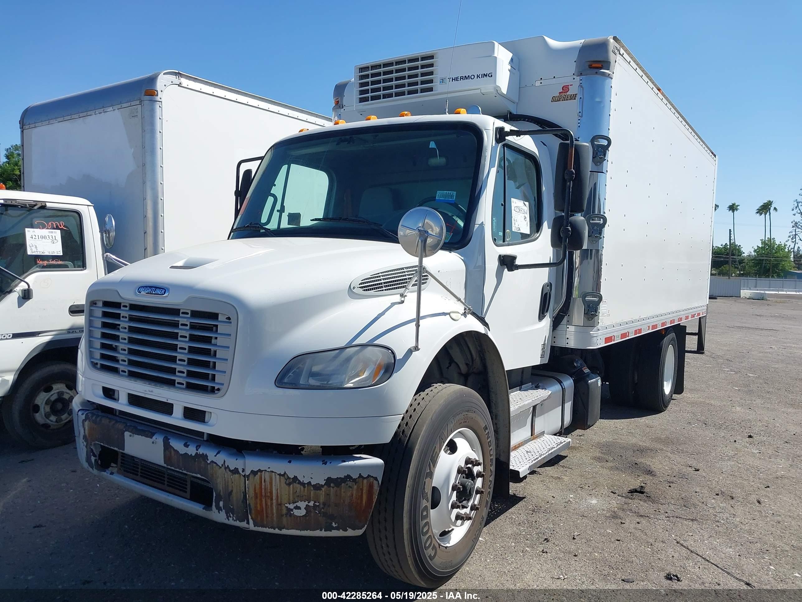 FREIGHTLINER M2 image 2