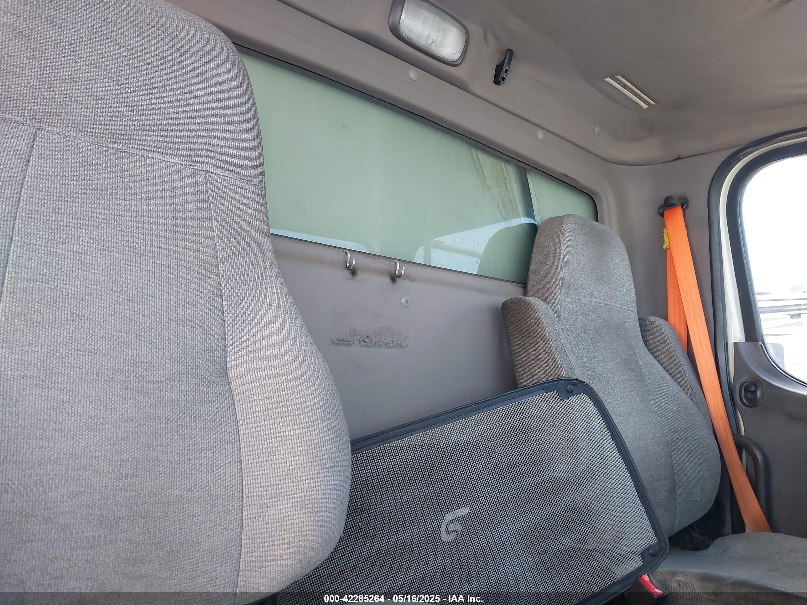 FREIGHTLINER M2 image 7