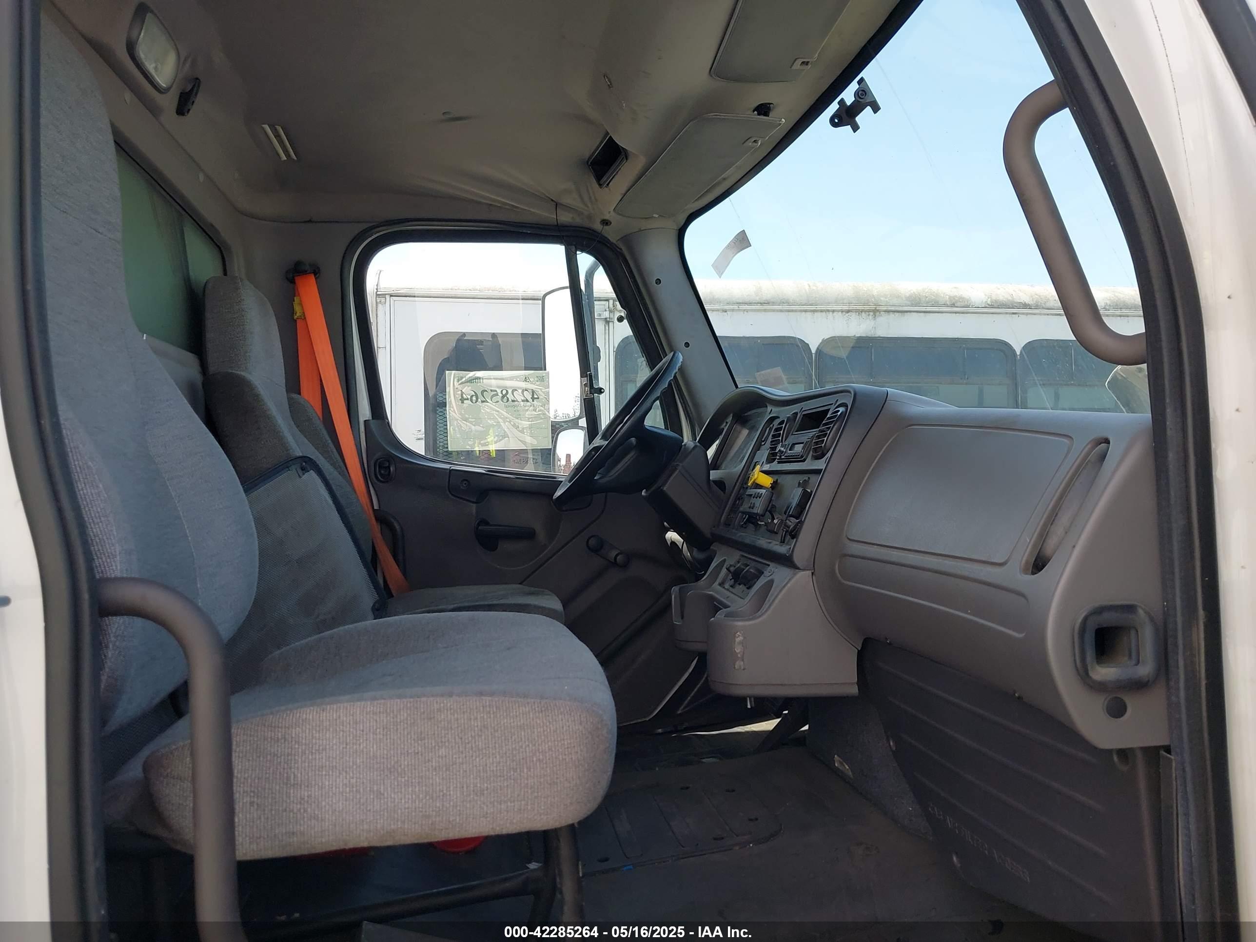 FREIGHTLINER M2 image 8