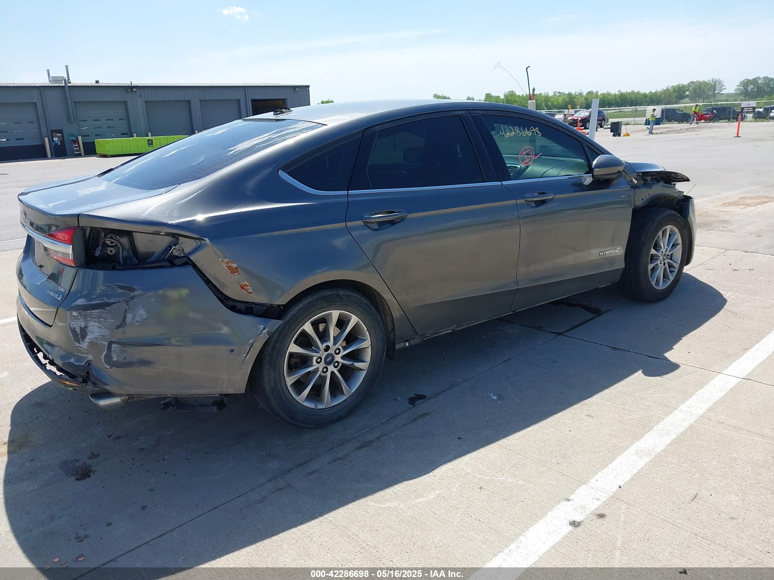 FORD FUSION image 4