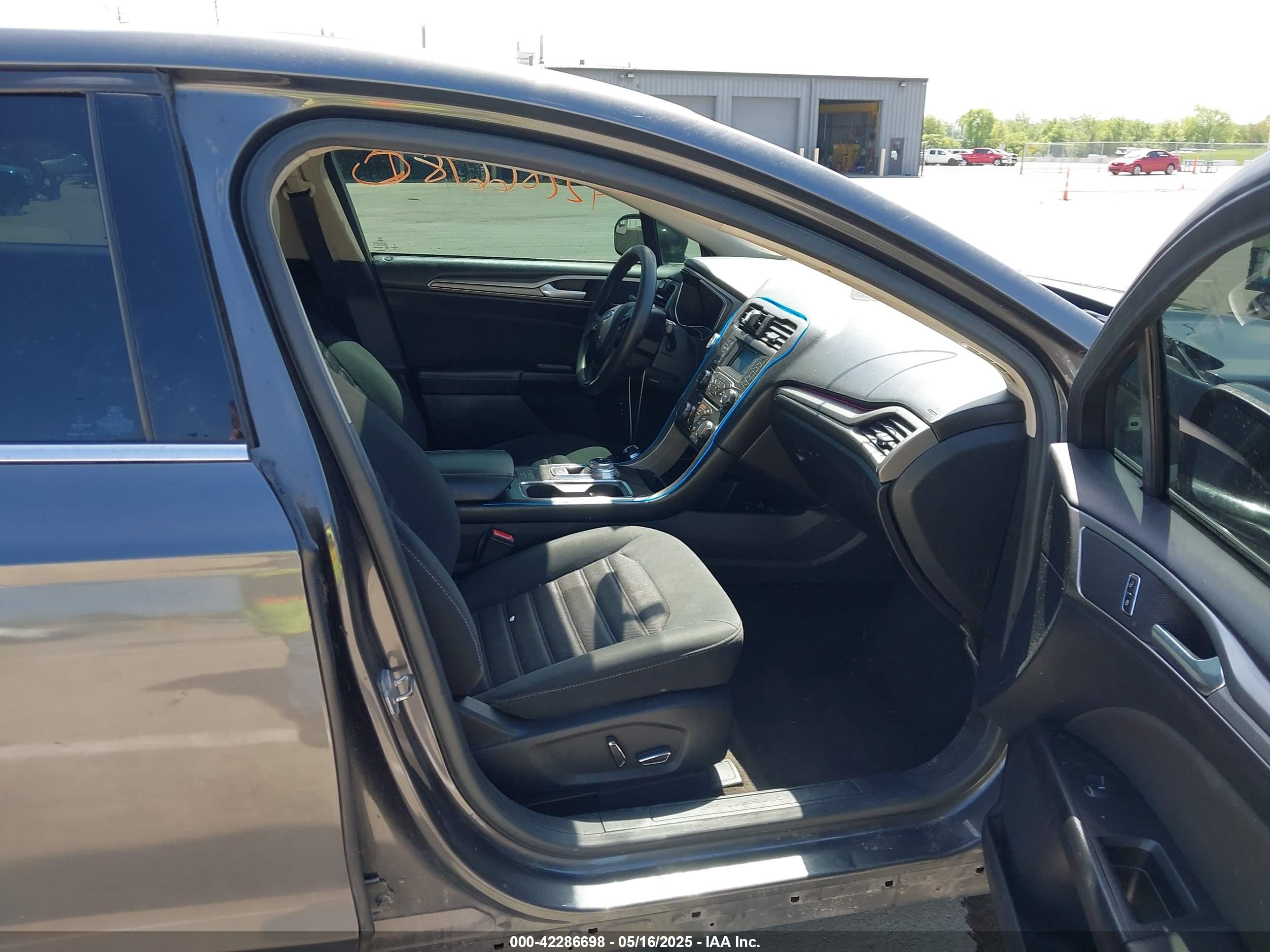 FORD FUSION image 5