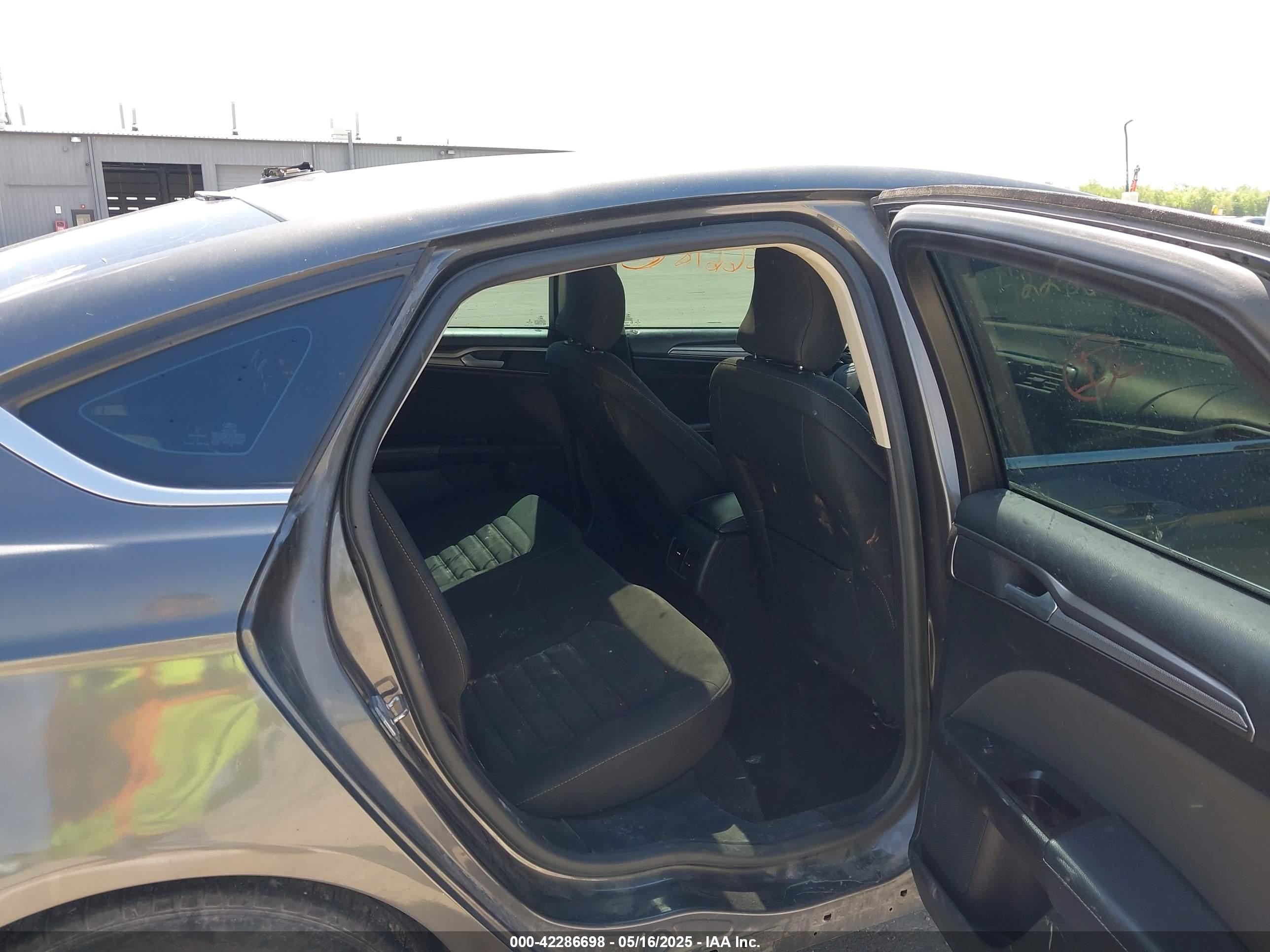 FORD FUSION image 8