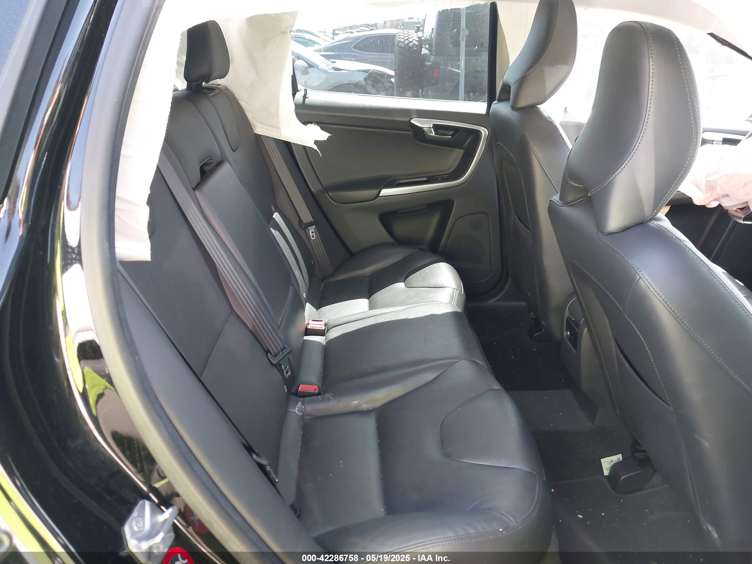 VOLVO XC60 image 8