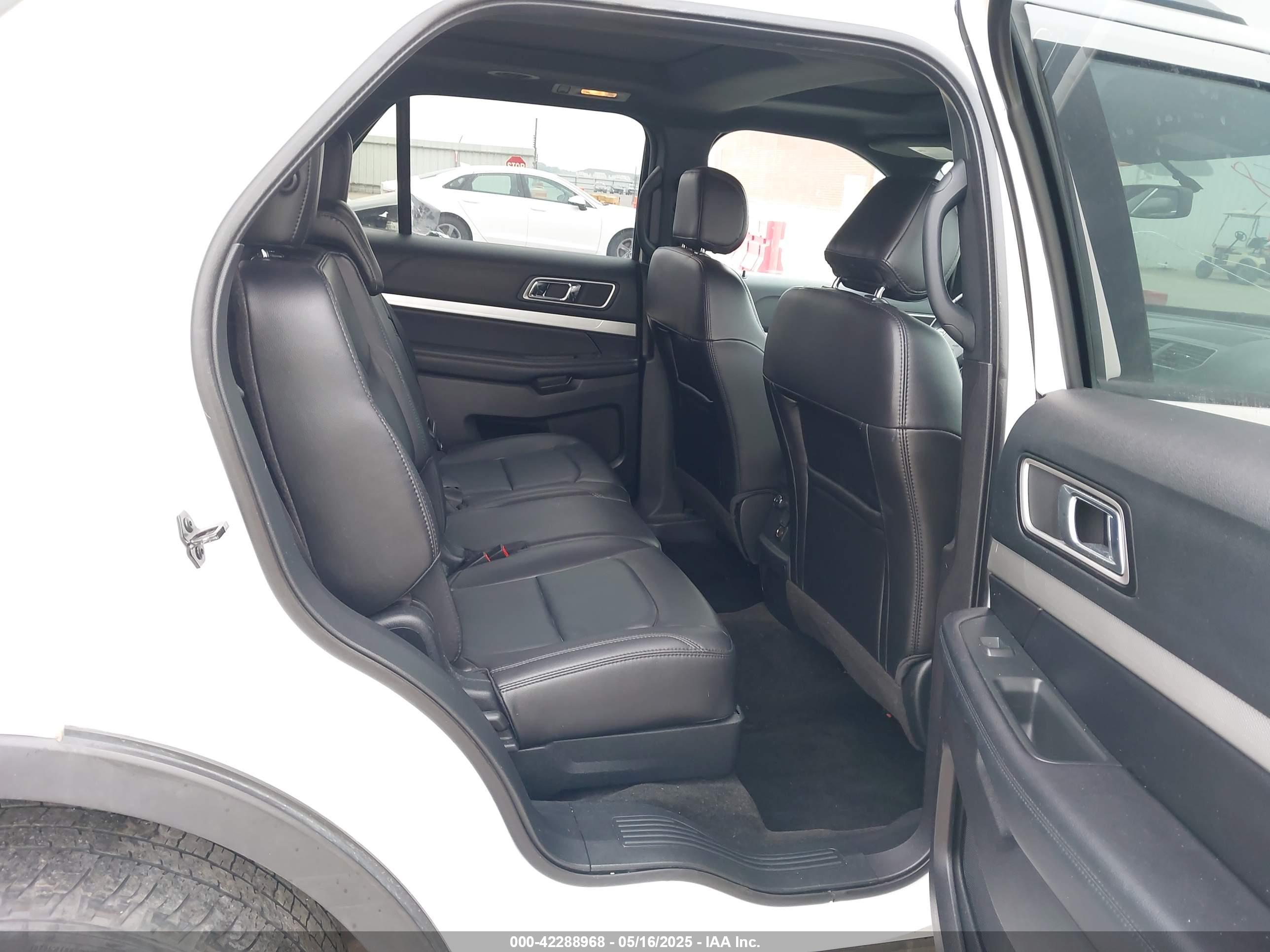 FORD EXPLORER image 8