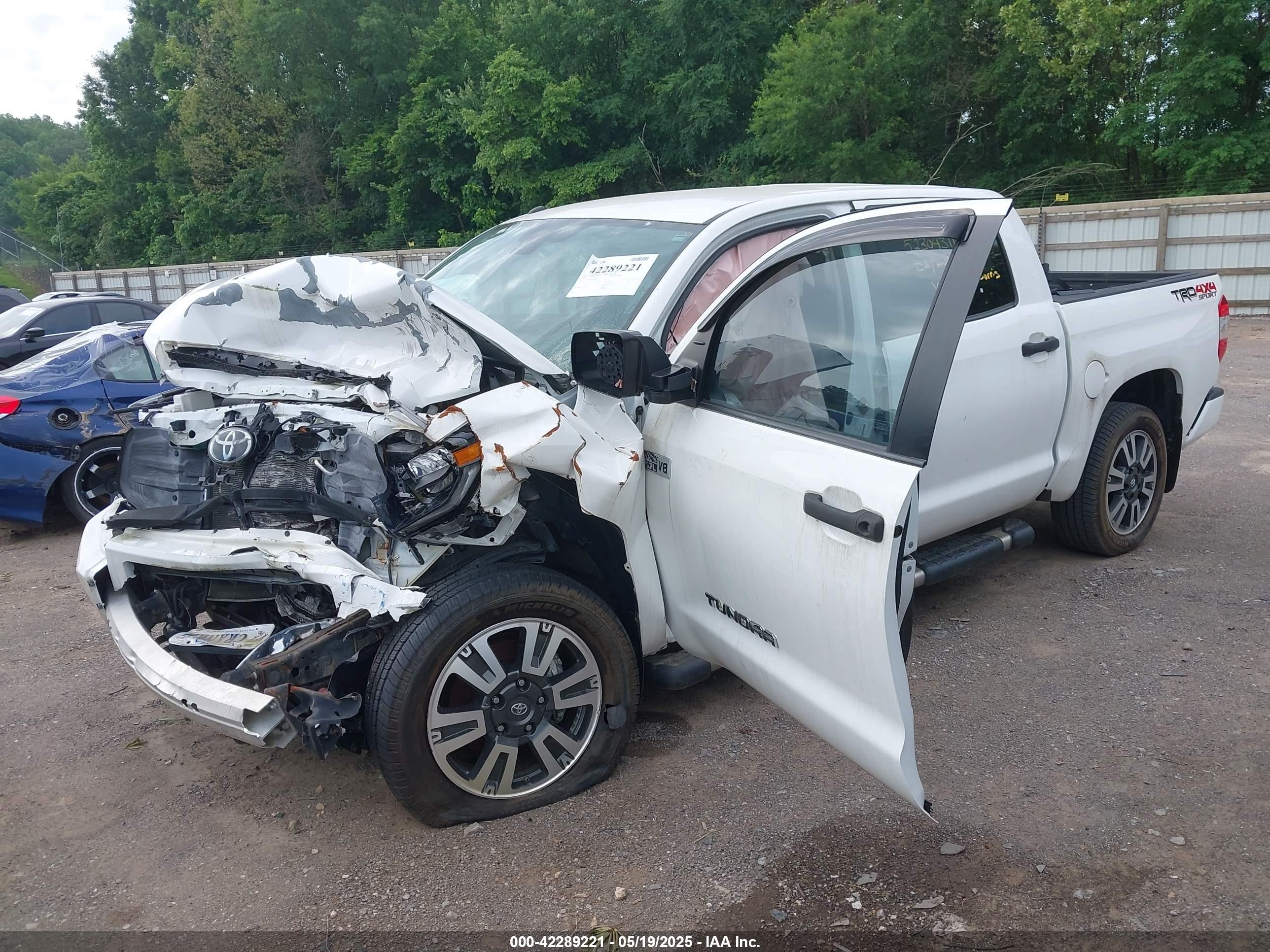 TOYOTA TUNDRA image 2