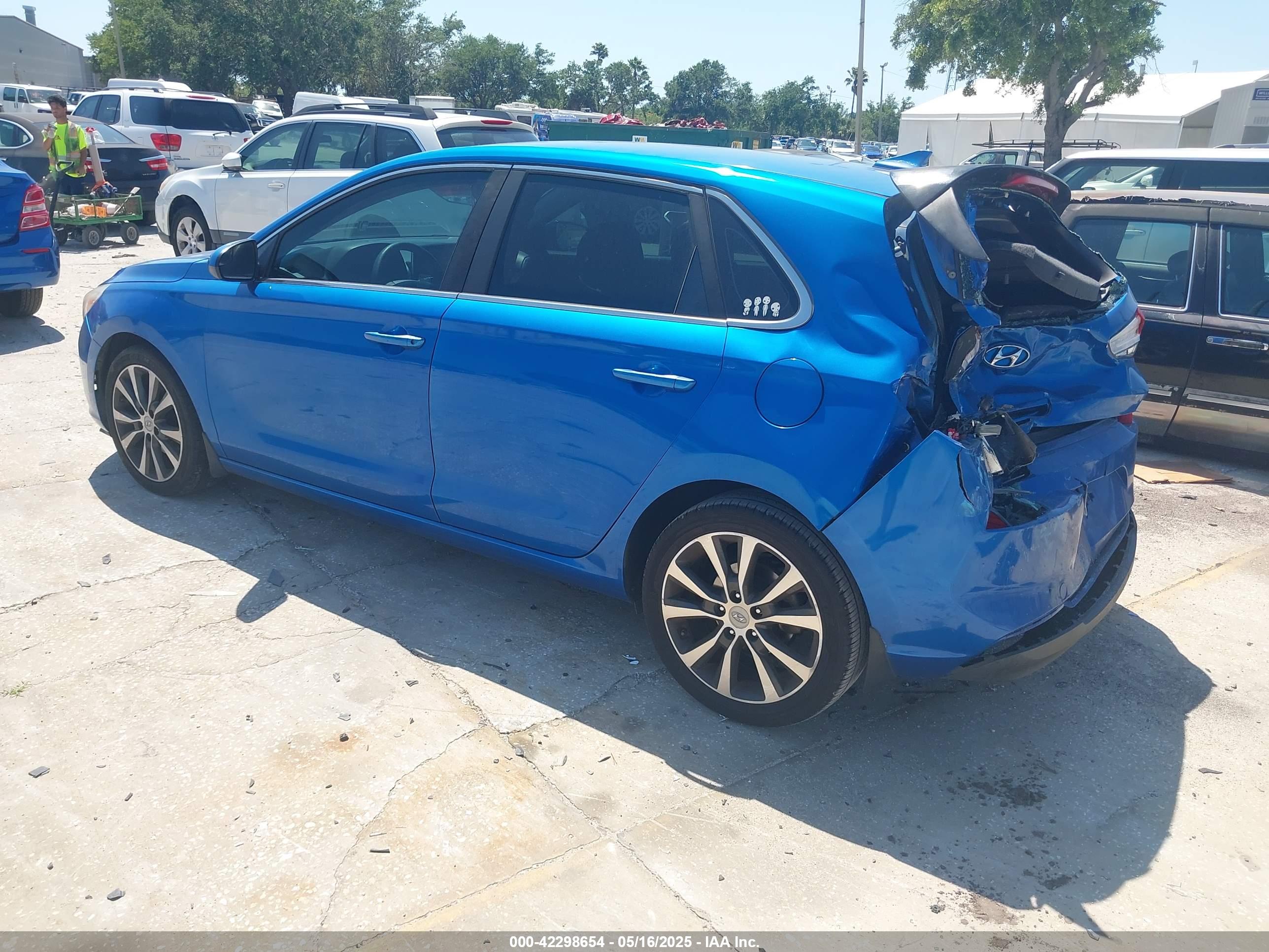 HYUNDAI ELANTRA image 3