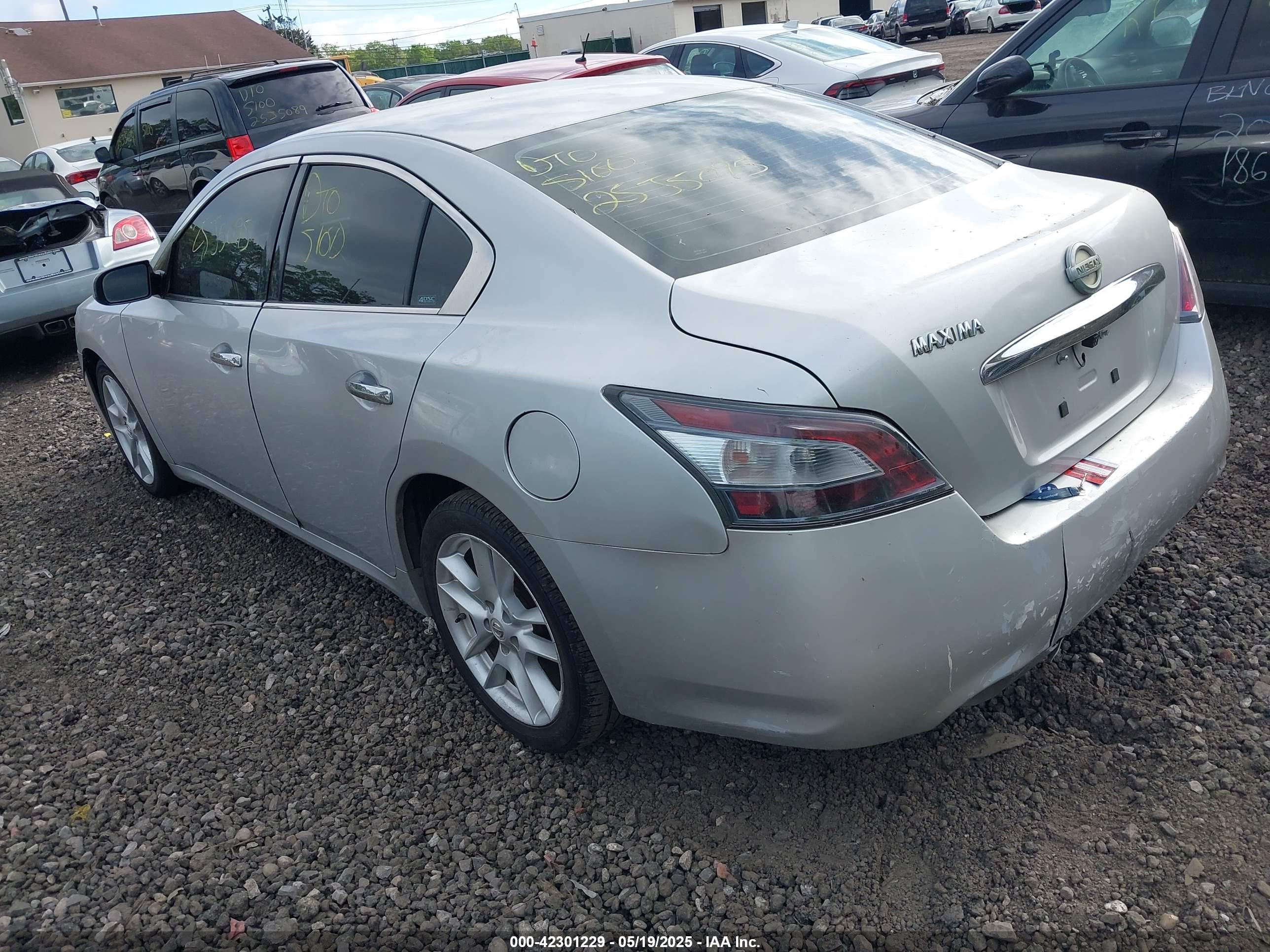 NISSAN MAXIMA image 3