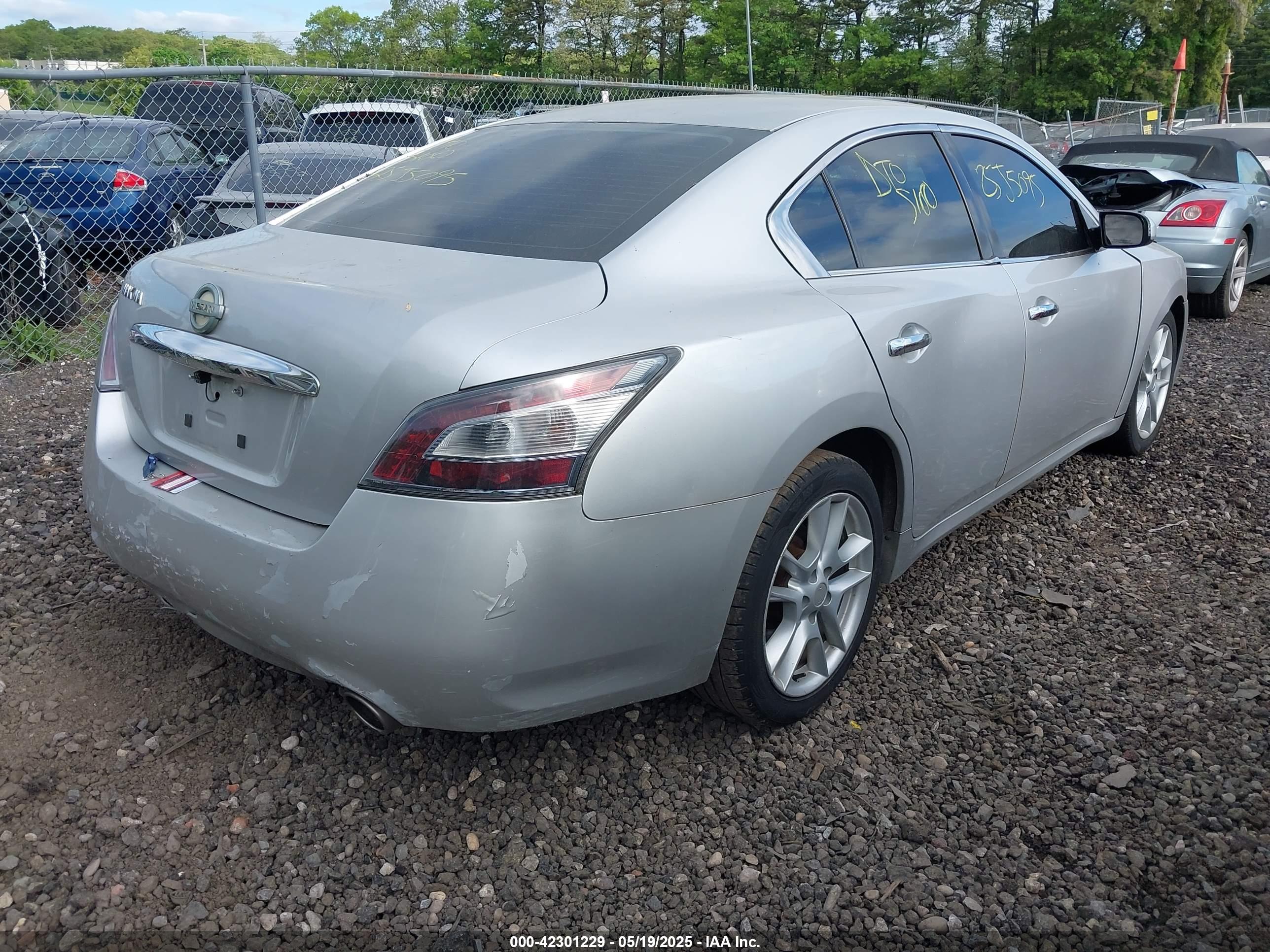 NISSAN MAXIMA image 4