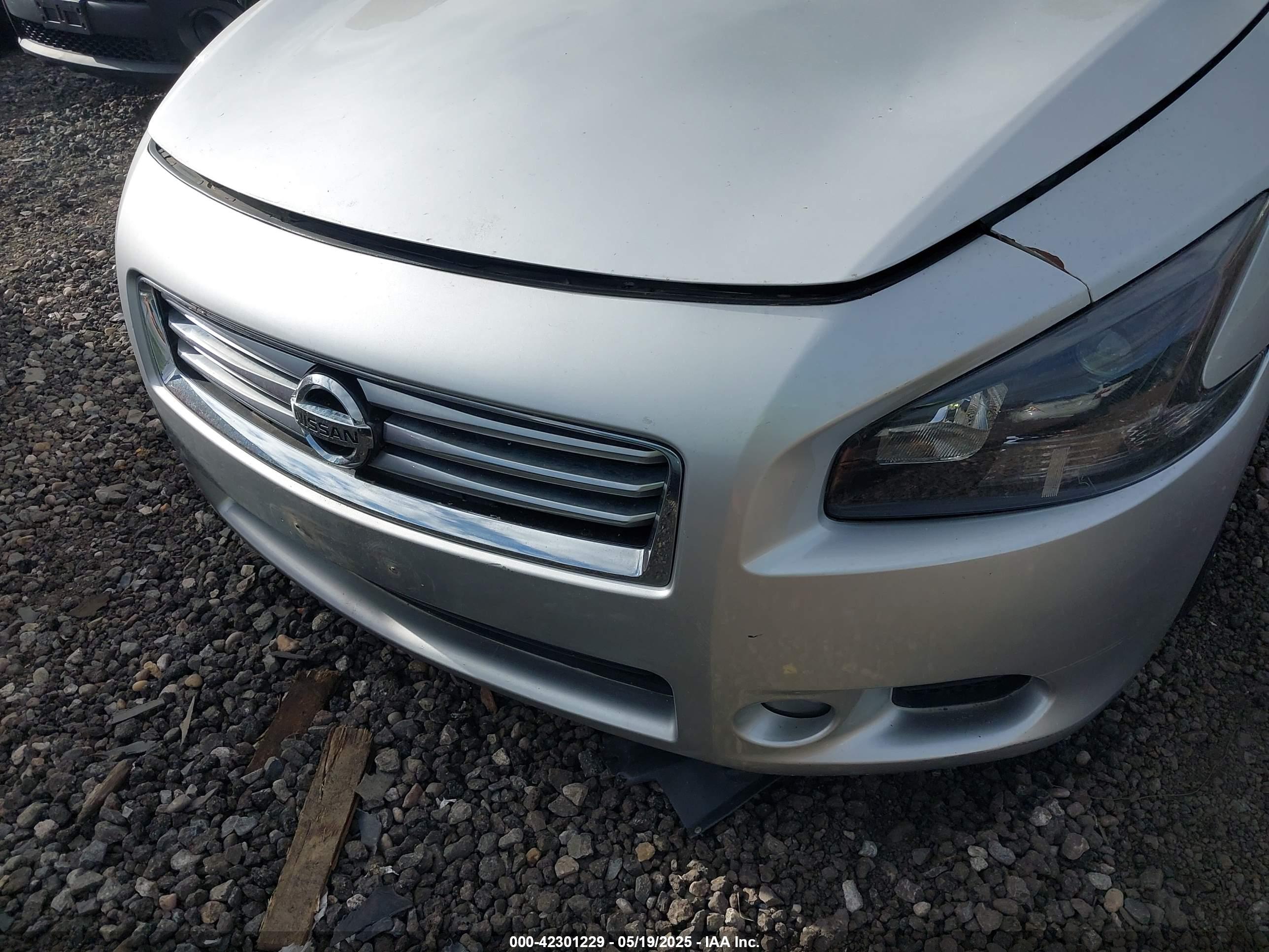 NISSAN MAXIMA image 6