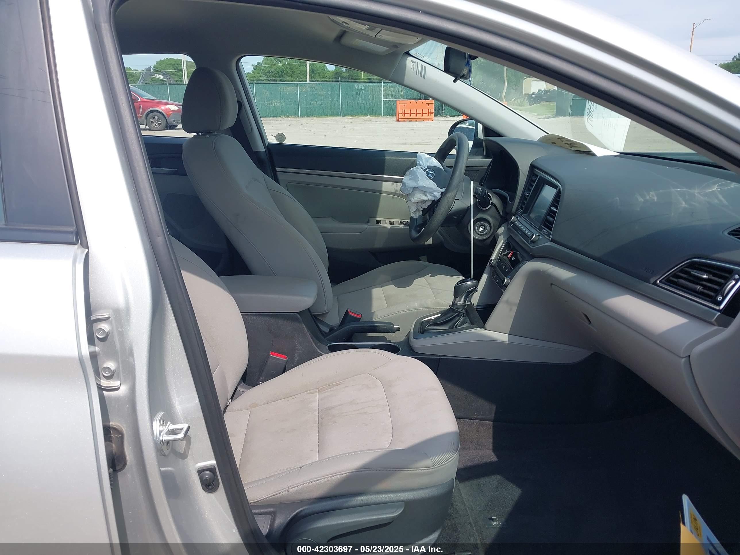 HYUNDAI ELANTRA image 5