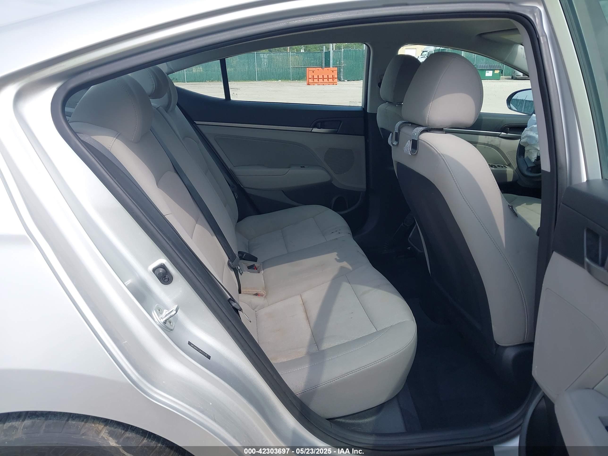 HYUNDAI ELANTRA image 8