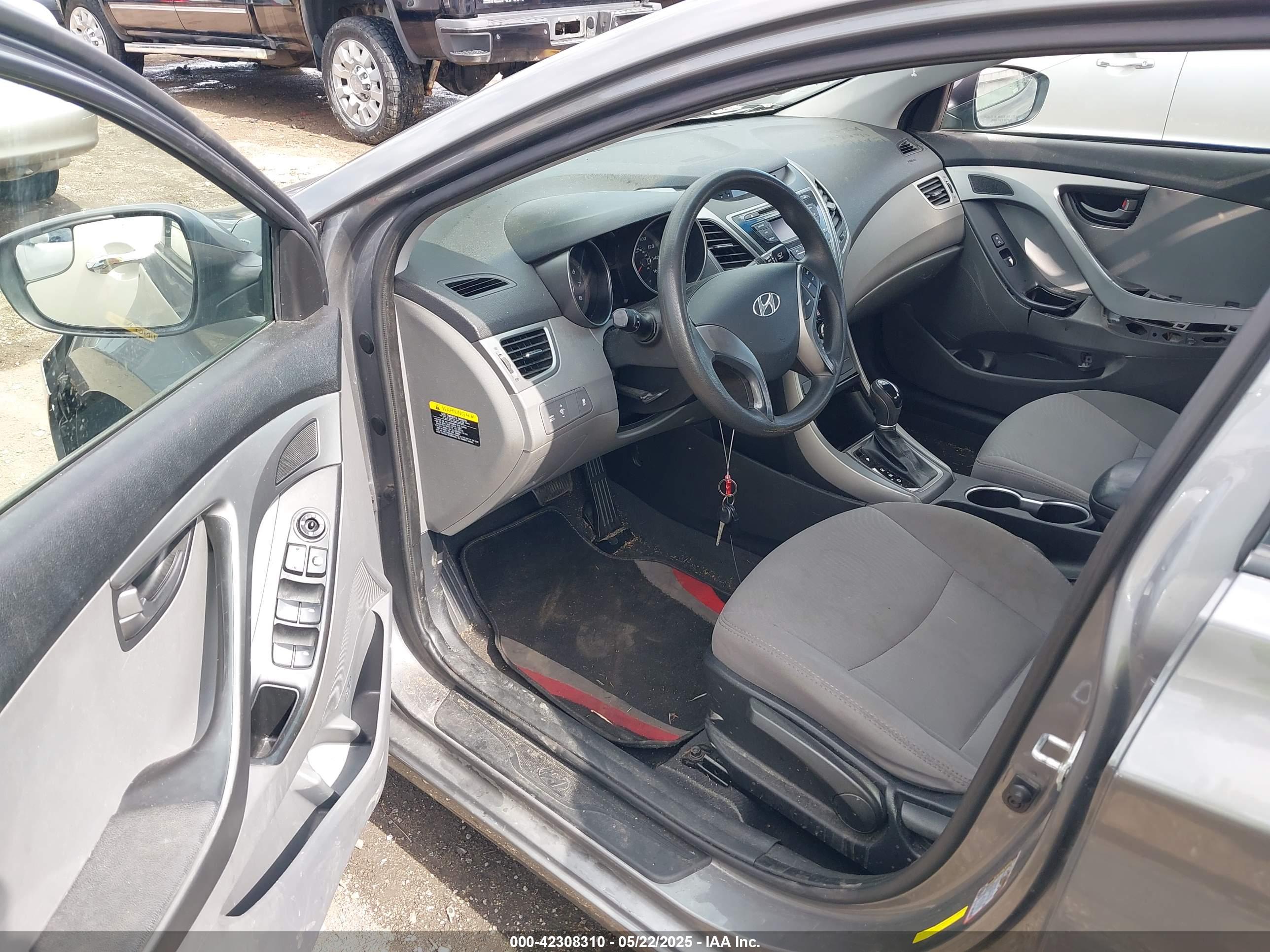 HYUNDAI ELANTRA image 5