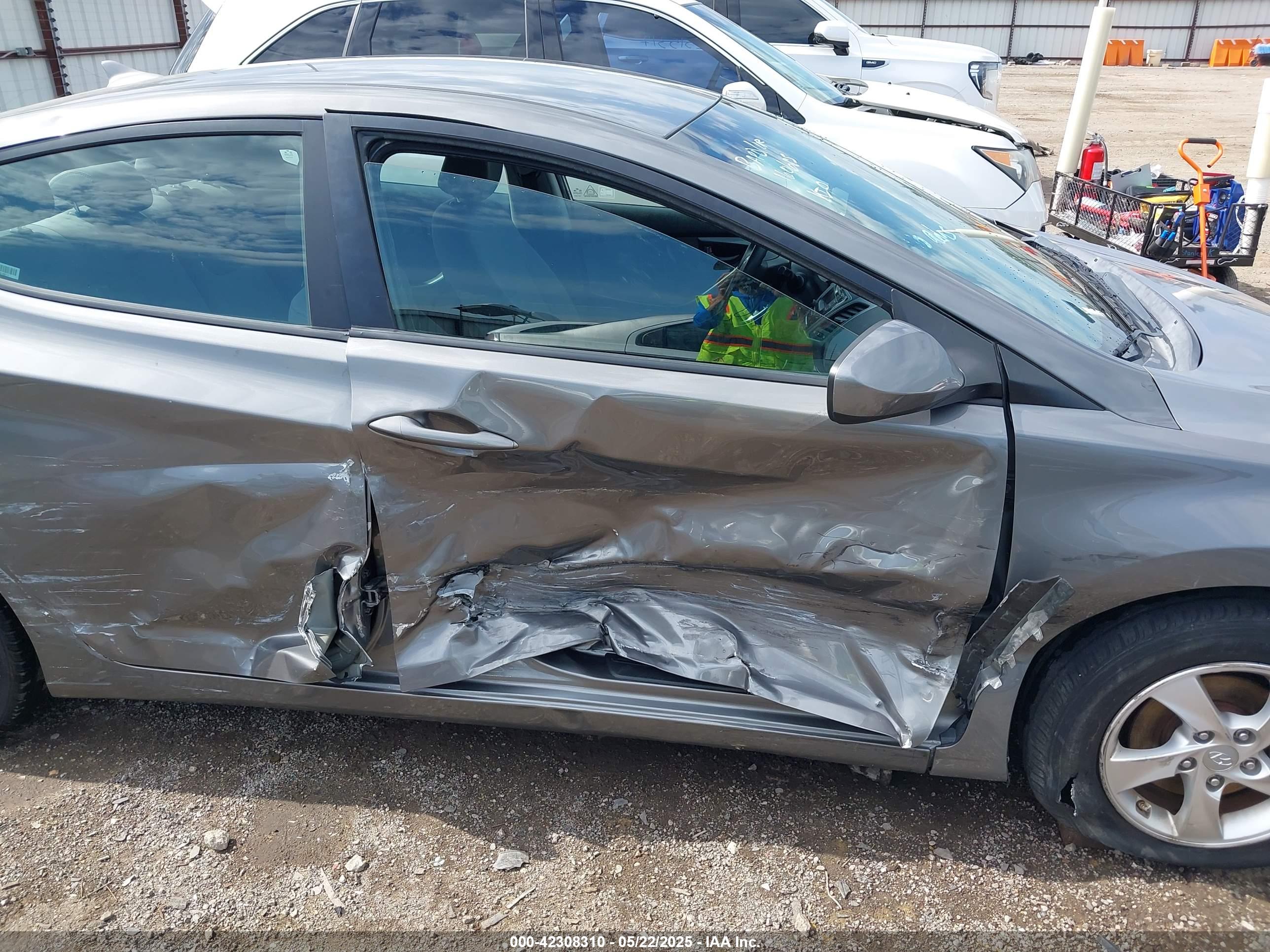 HYUNDAI ELANTRA image 6