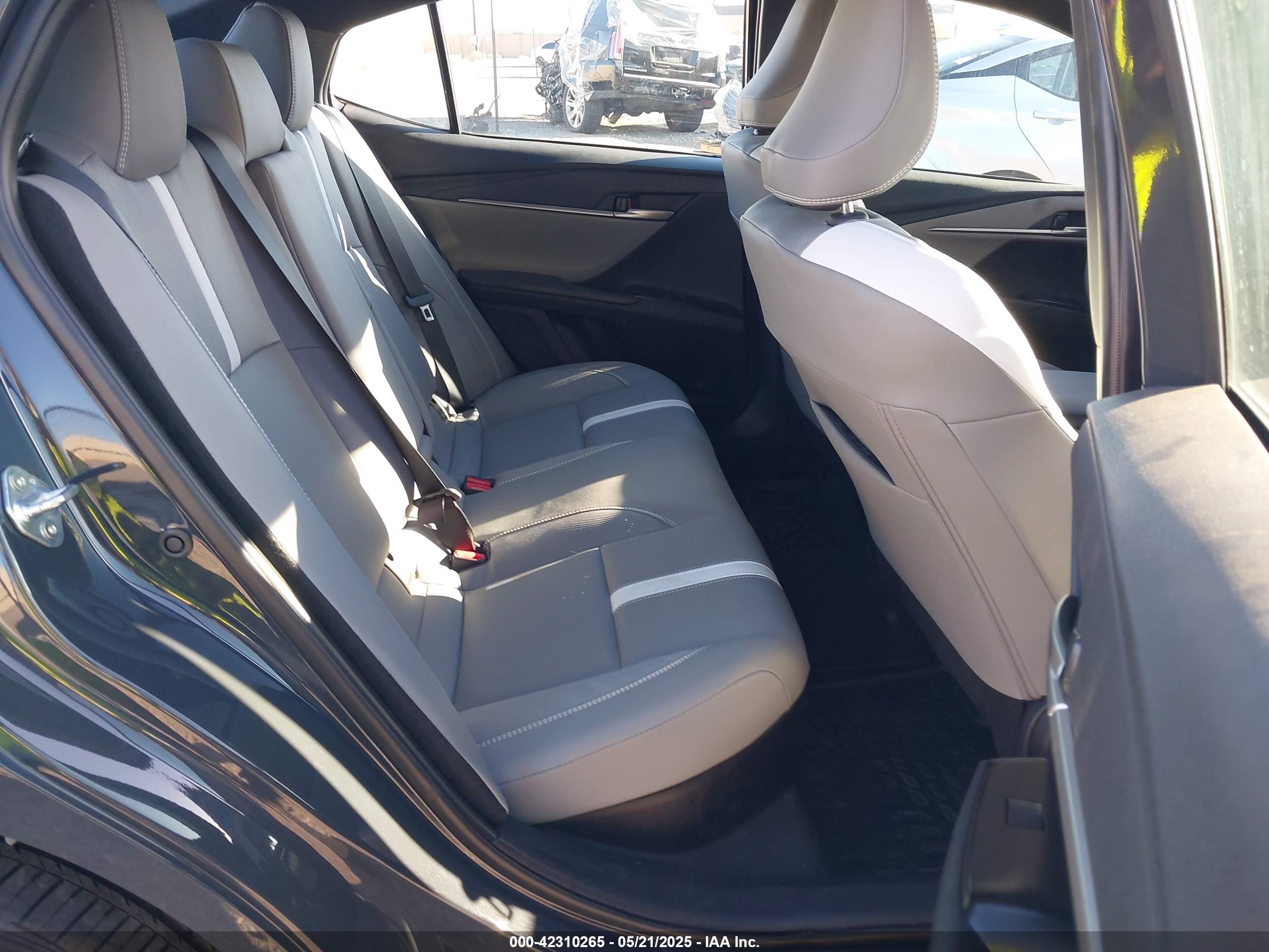 TOYOTA CAMRY image 8
