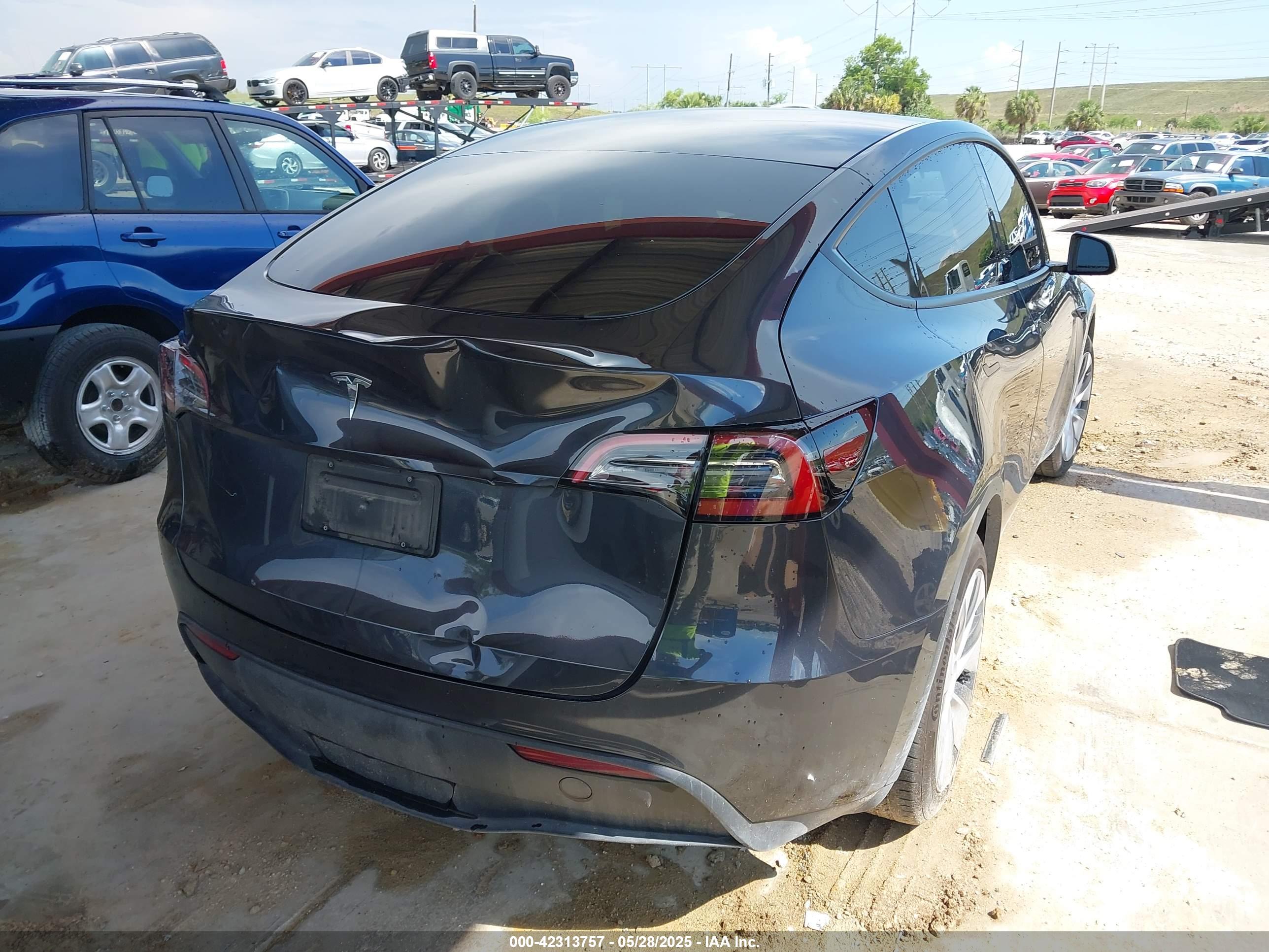 TESLA MODEL image 4