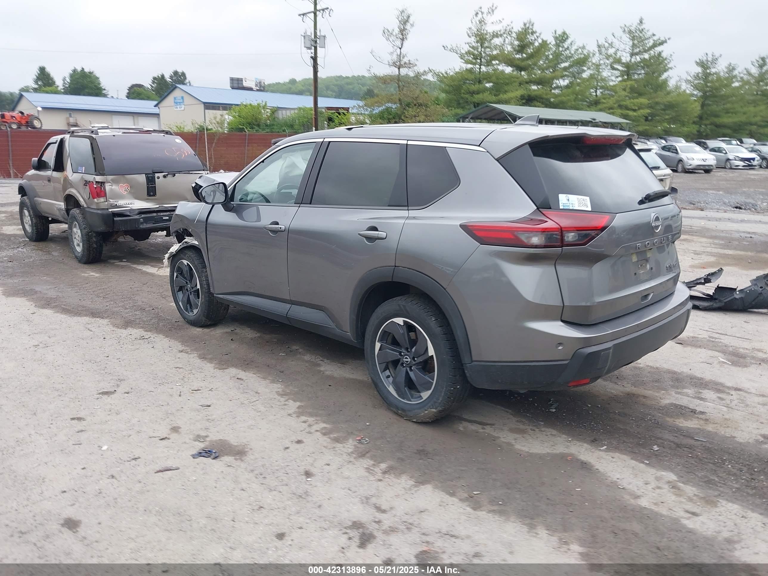 NISSAN ROGUE image 3