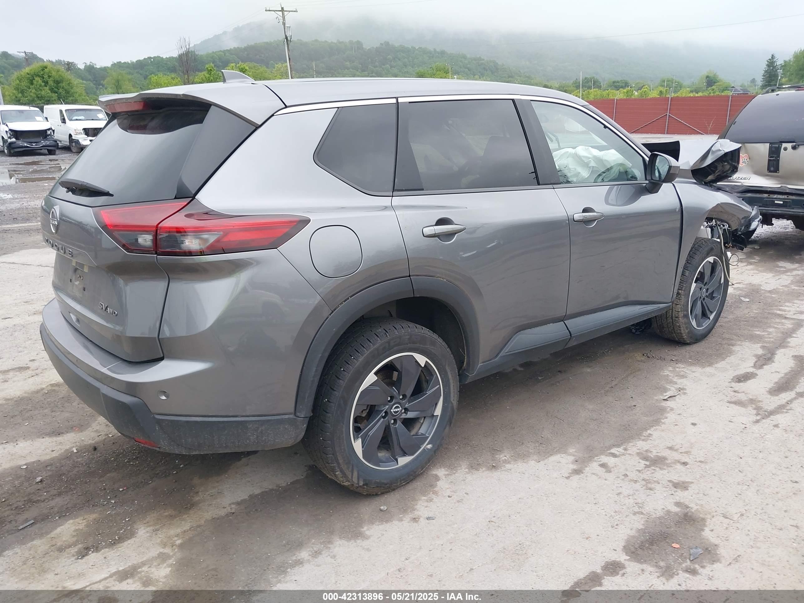 NISSAN ROGUE image 4