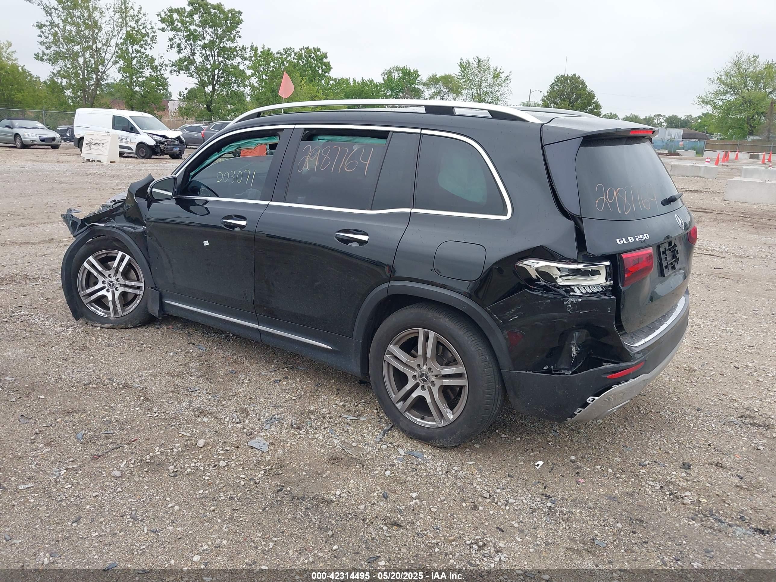 MERCEDES-BENZ GLB image 3
