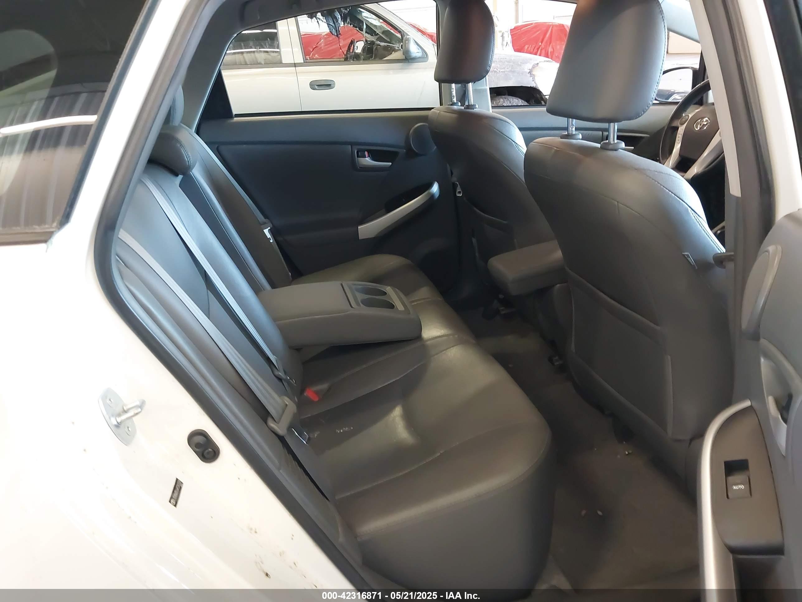 TOYOTA PRIUS image 8