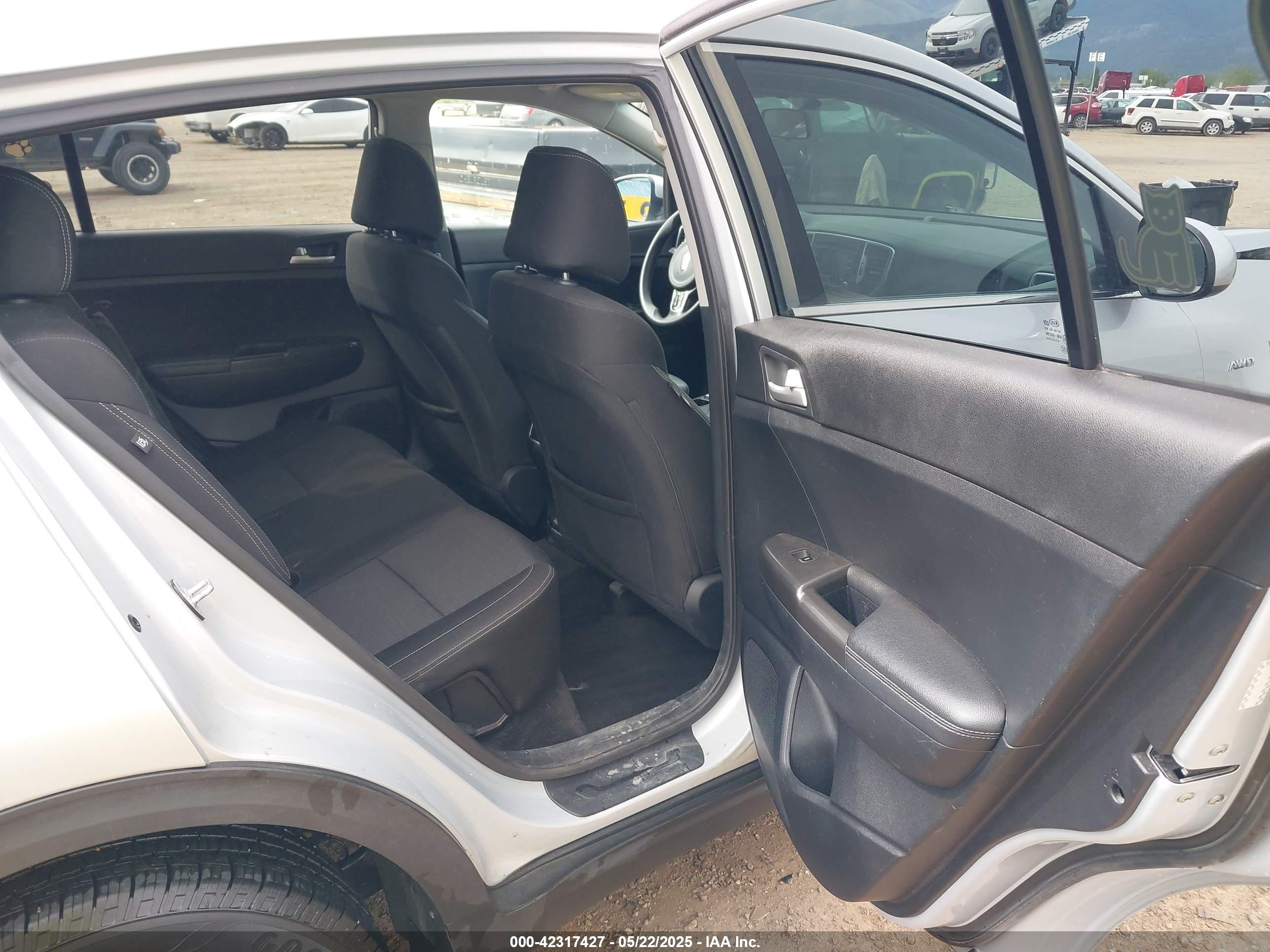 KIA SPORTAGE image 8