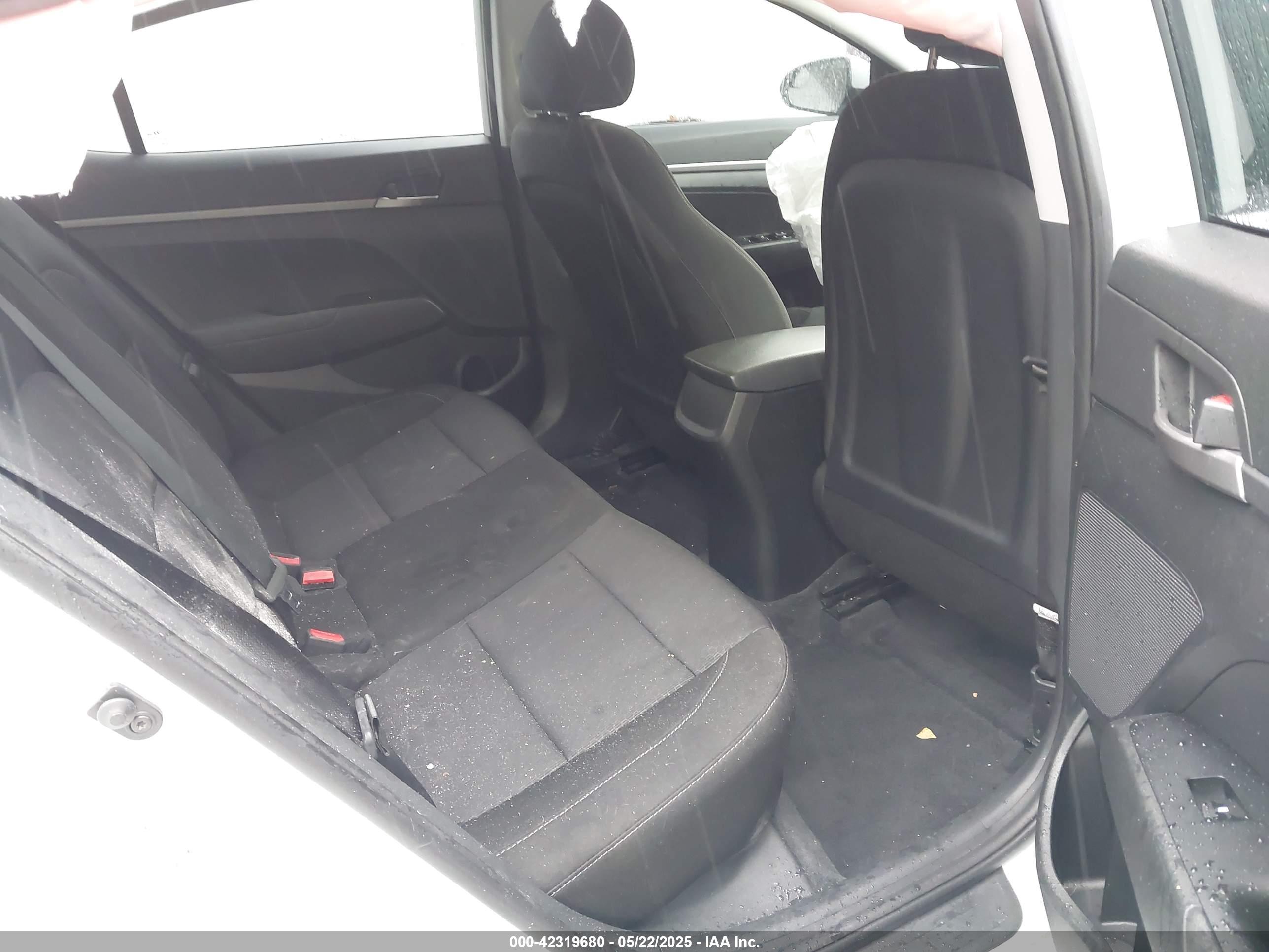 HYUNDAI ELANTRA image 8