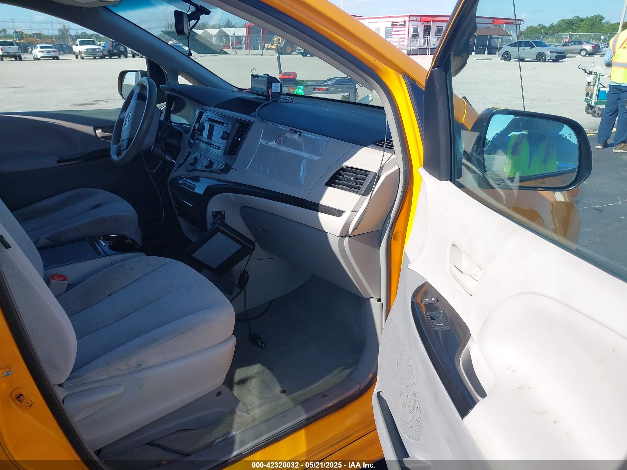 TOYOTA SIENNA image 5